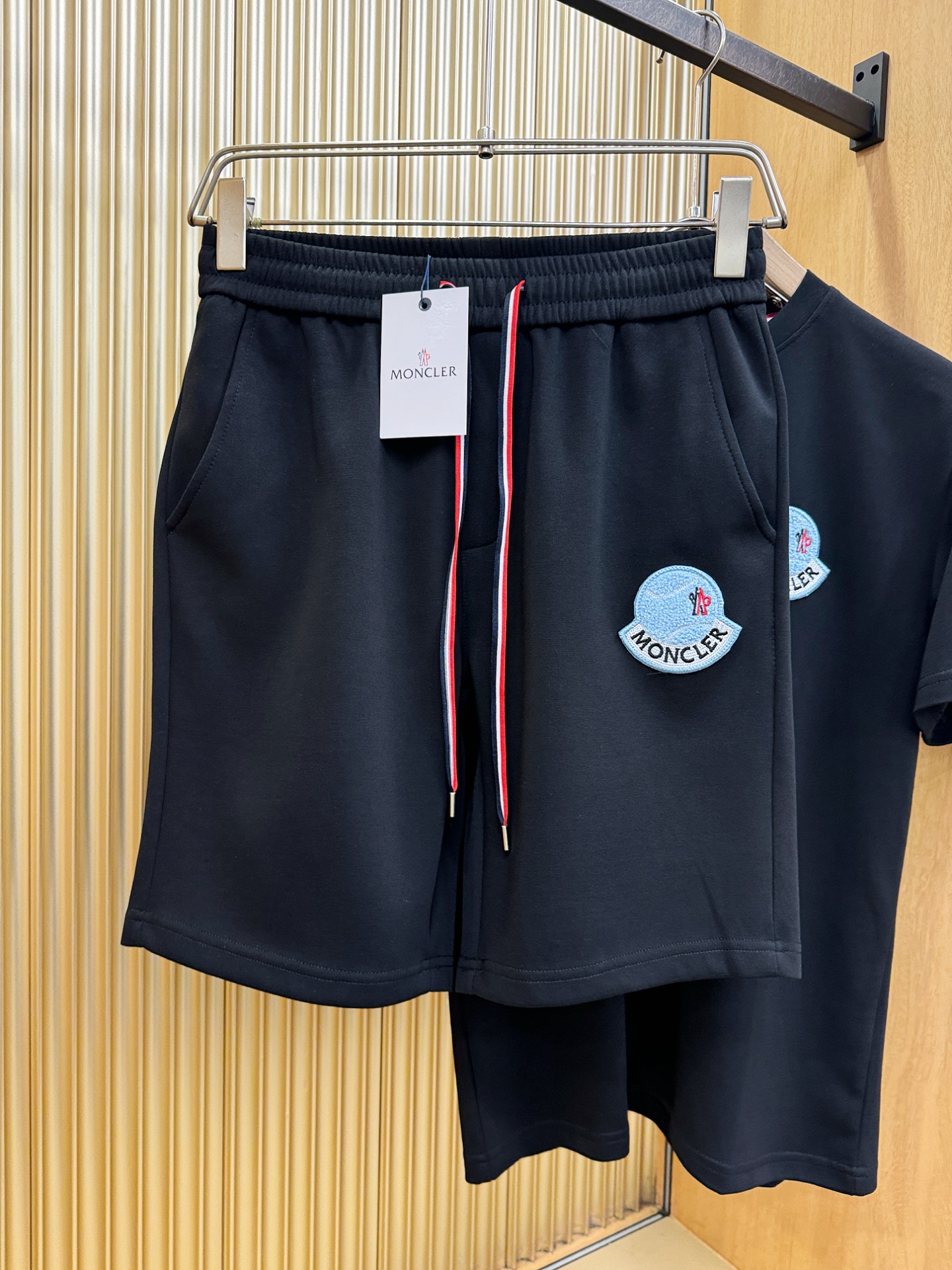 套装 Moncler蒙口 2026新款休闲套装，细节精致高级，高级感满满。定制高端面料，上身挺括有型，舒