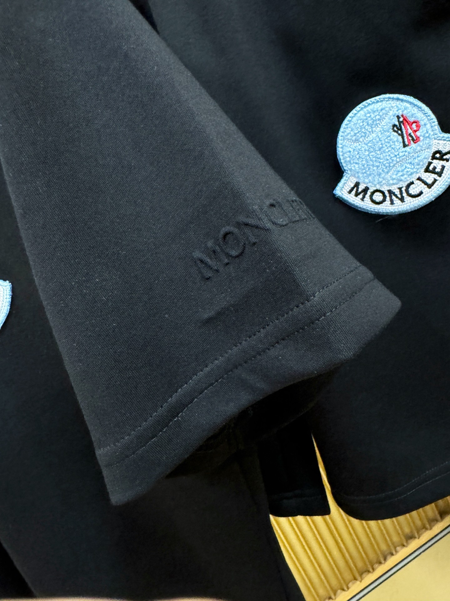 套装 Moncler蒙口 2026新款休闲套装，细节精致高级，高级感满满。定制高端面料，上身挺括有型，舒