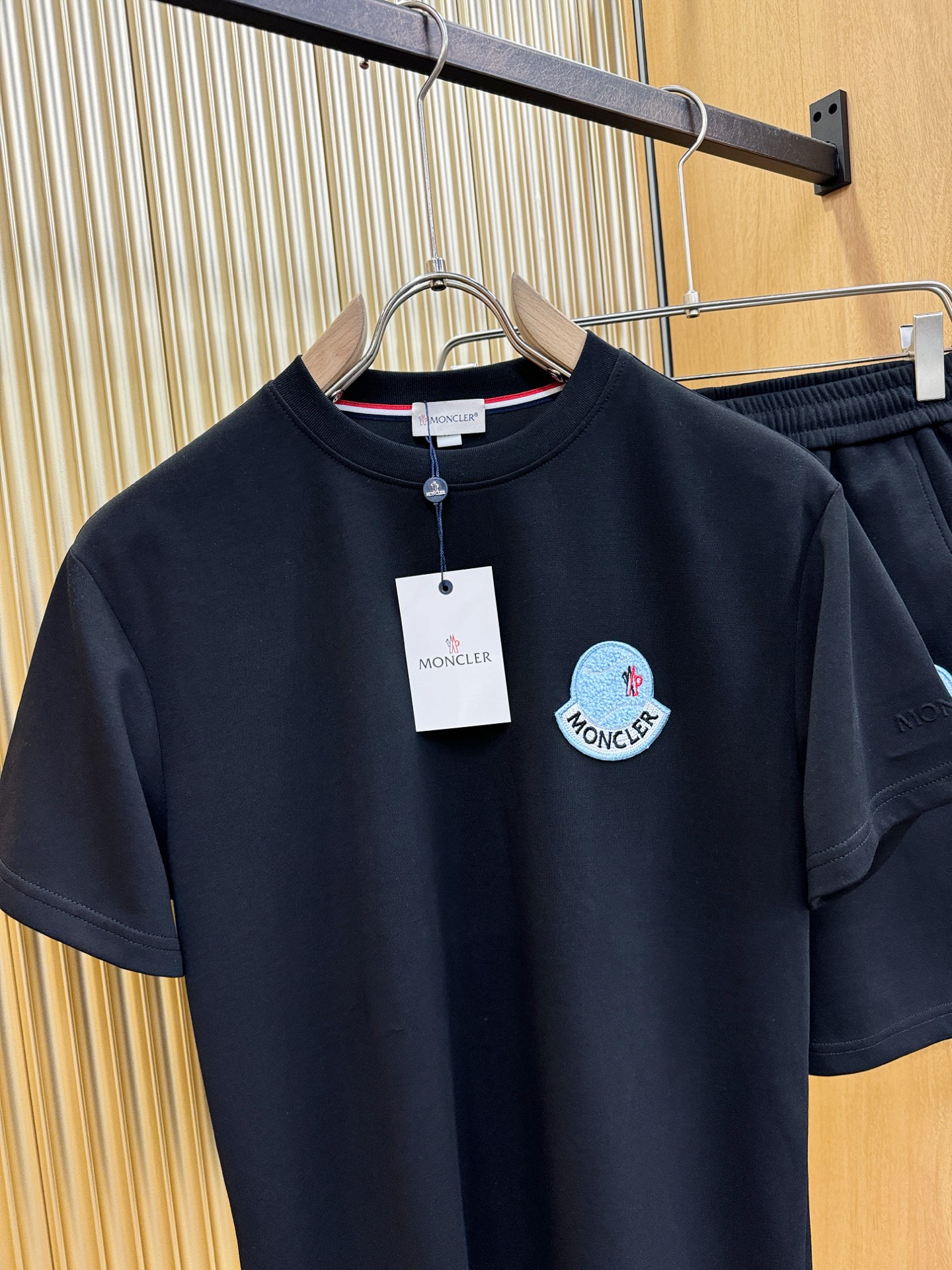 套装 Moncler蒙口 2026新款休闲套装，细节精致高级，高级感满满。定制高端面料，上身挺括有型，舒