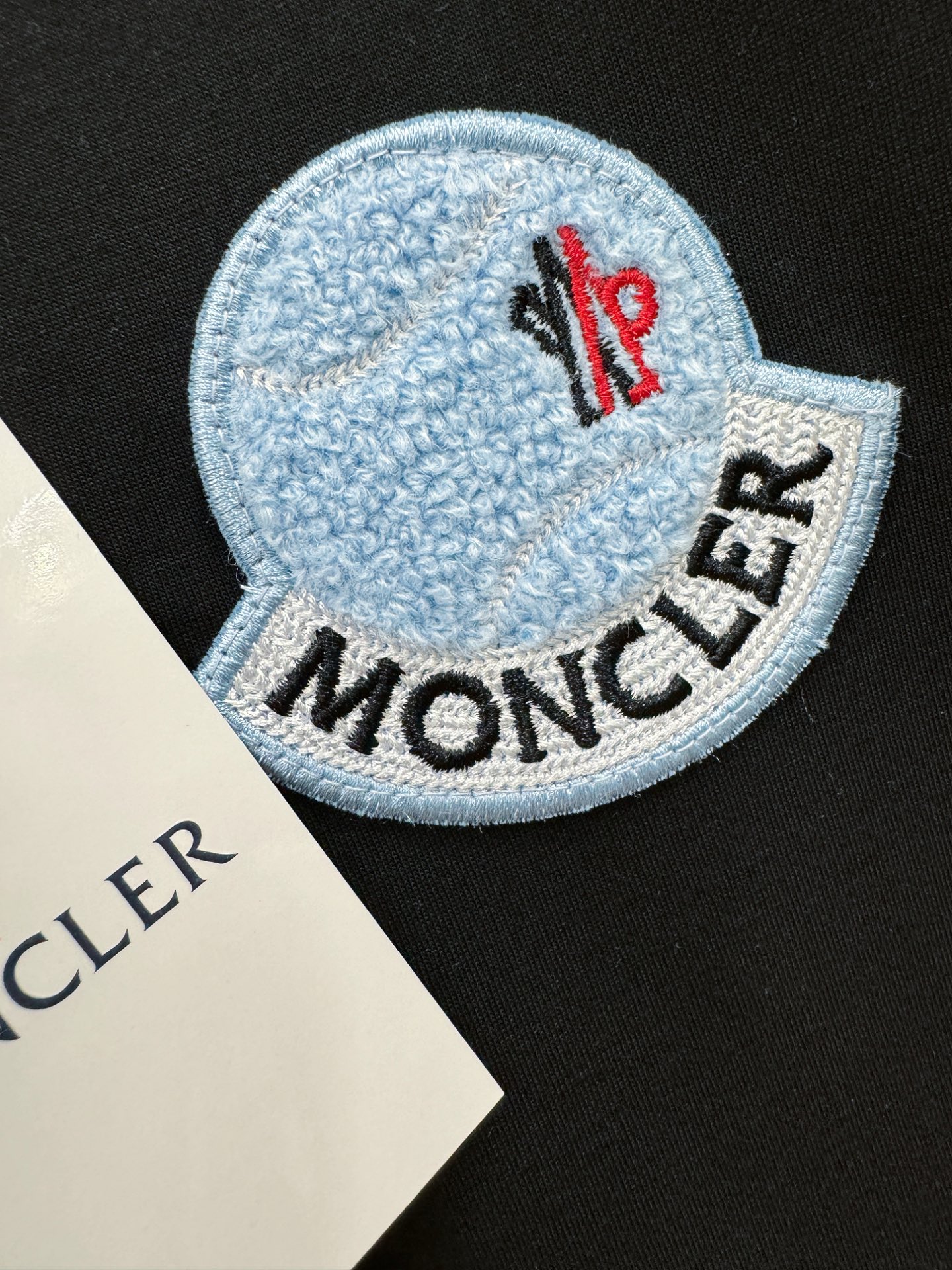 套装 Moncler蒙口 2026新款休闲套装，细节精致高级，高级感满满。定制高端面料，上身挺括有型，舒