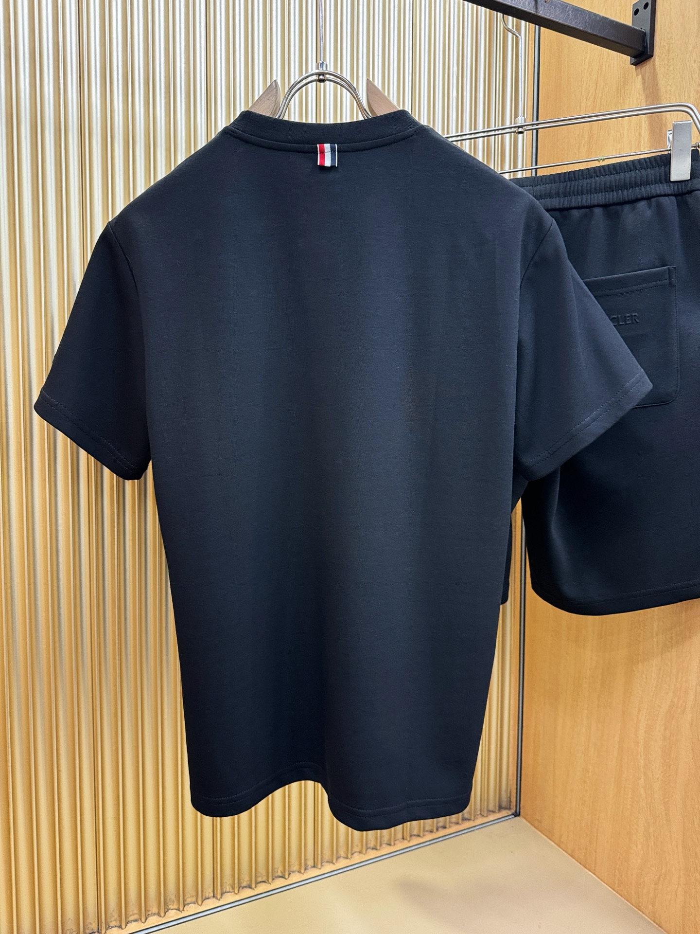 套装 Moncler蒙口 2026新款休闲套装，细节精致高级，高级感满满。定制高端面料，上身挺括有型，舒