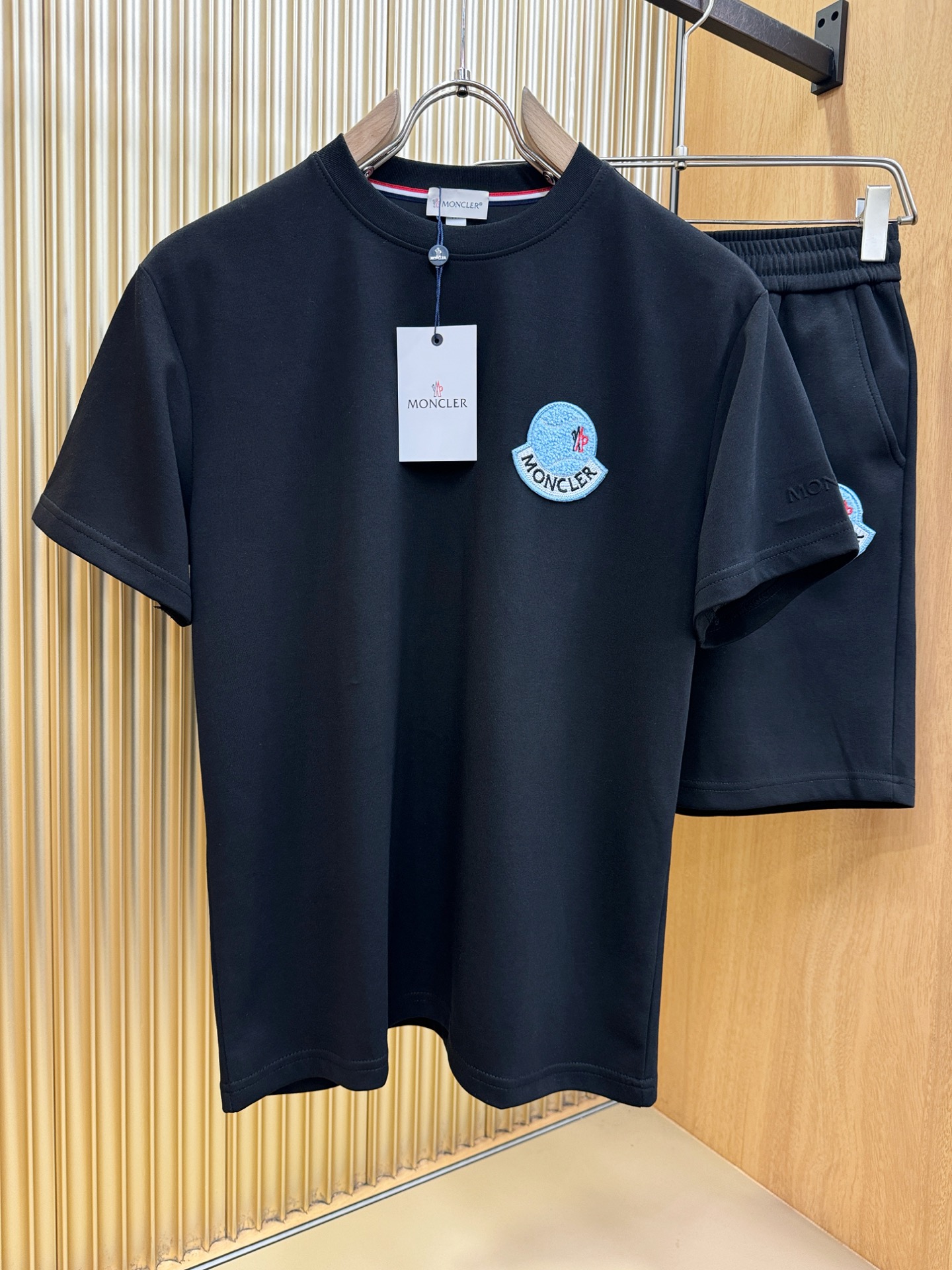套装 Moncler蒙口 2026新款休闲套装，细节精致高级，高级感满满。定制高端面料，上身挺括有型，舒