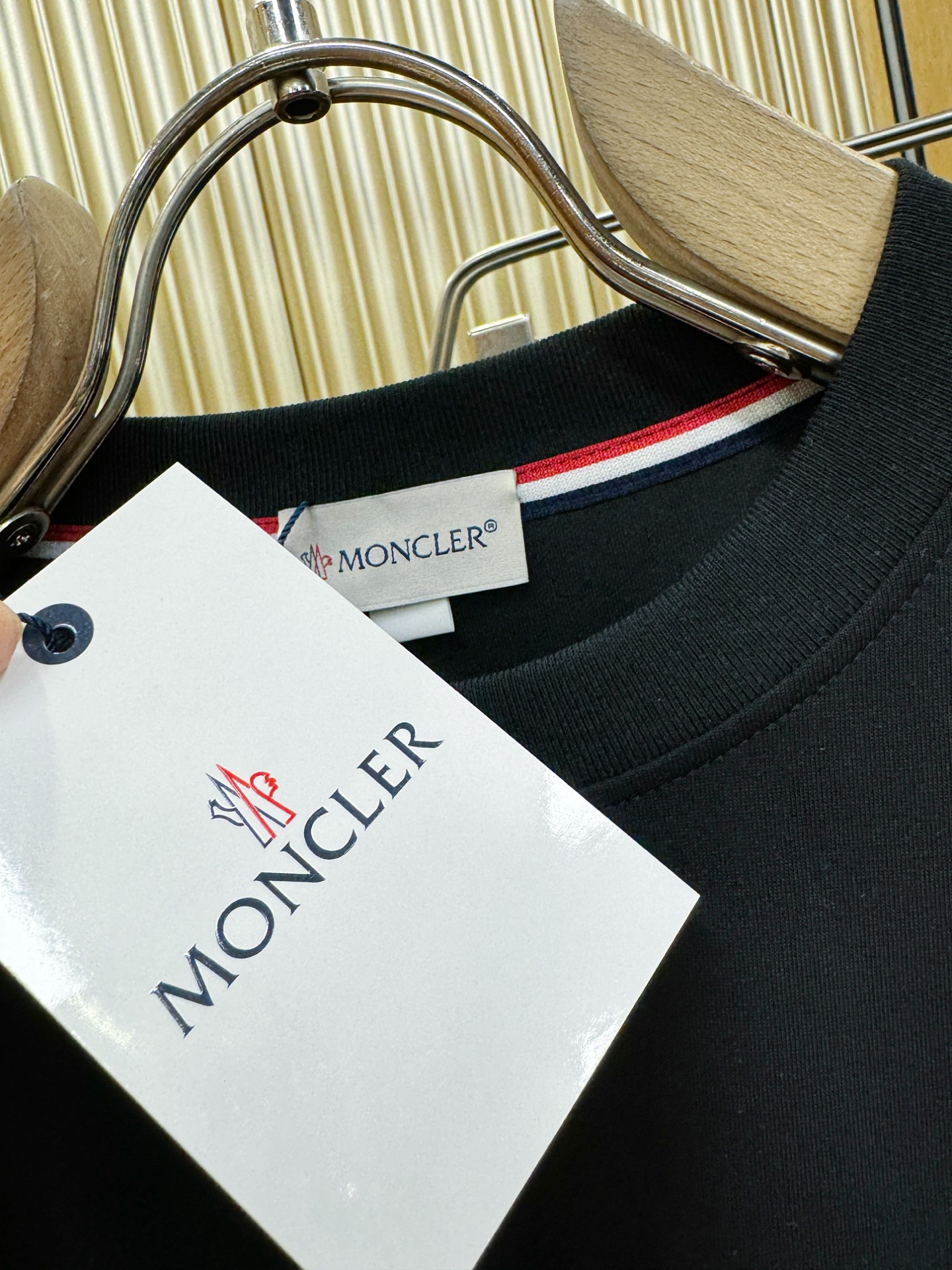套装 Moncler蒙口 2026新款休闲套装，细节精致高级，高级感满满。定制高端面料，上身挺括有型，舒