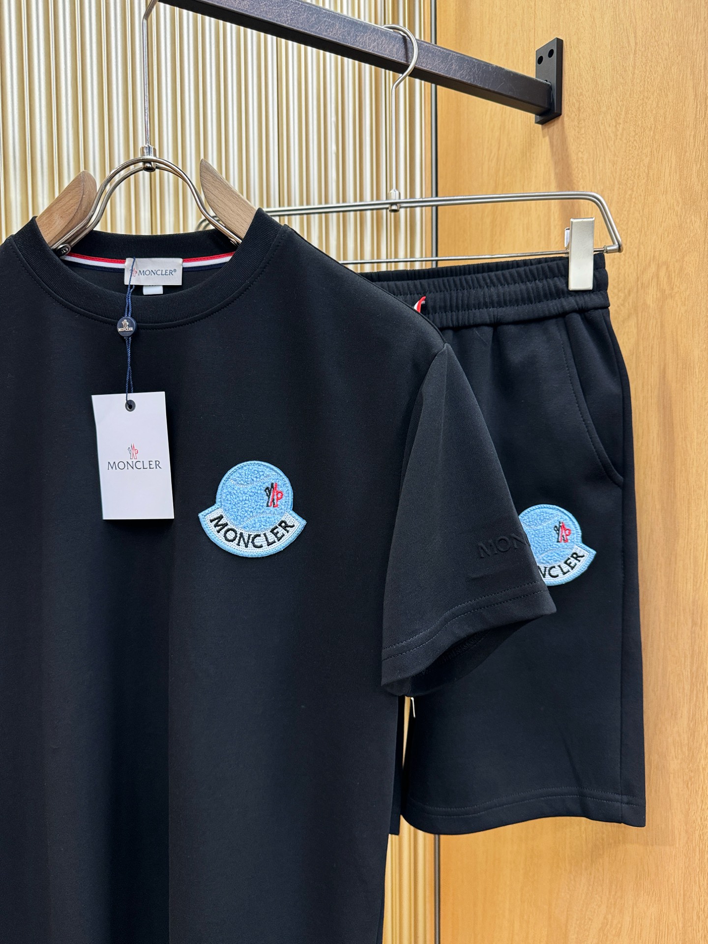 套装 Moncler蒙口 2026新款休闲套装，细节精致高级，高级感满满。定制高端面料，上身挺括有型，舒