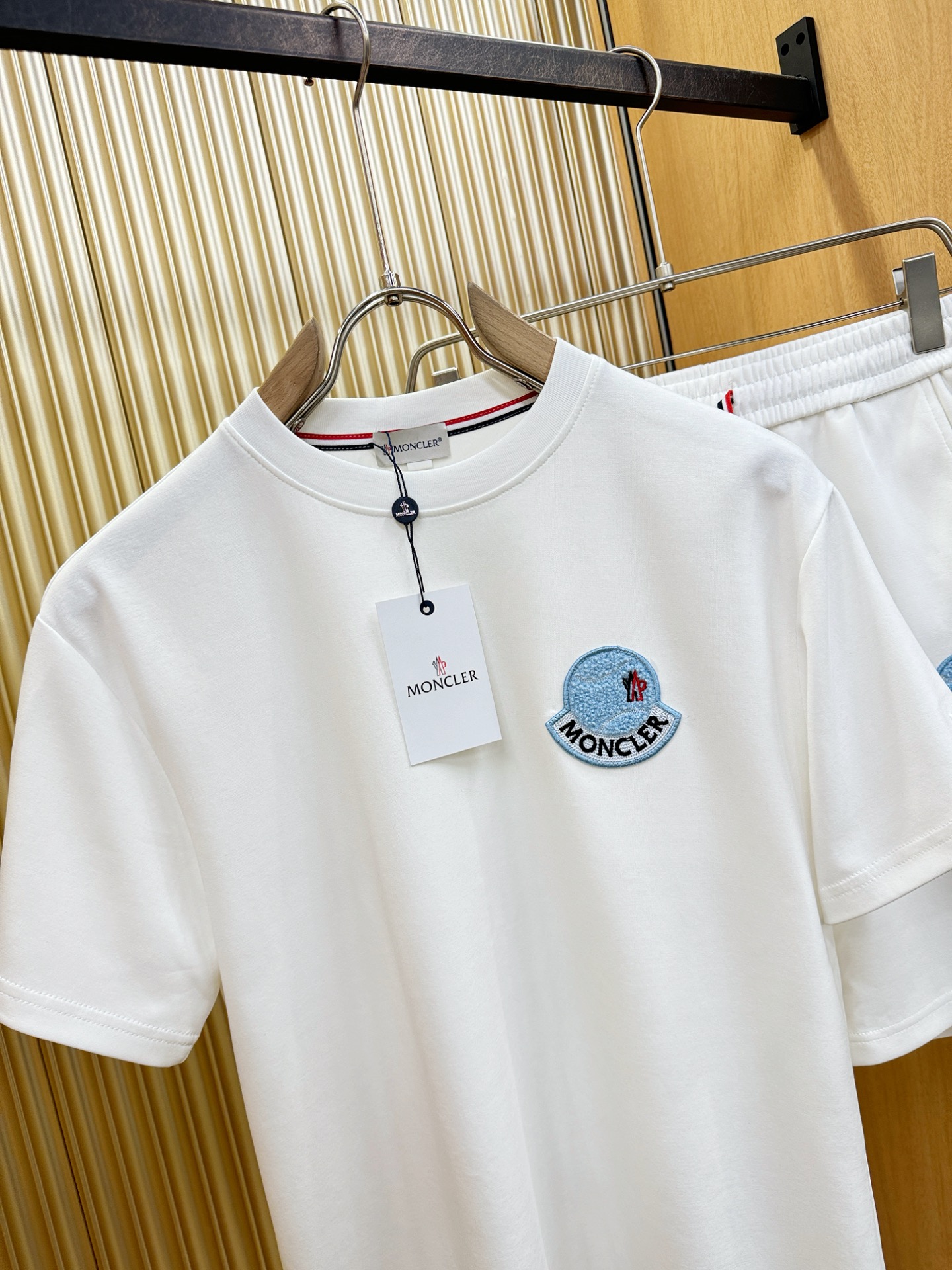 套装 Moncler蒙口 2026新款休闲套装，细节精致高级，高级感满满。定制高端面料，上身挺括有型，舒