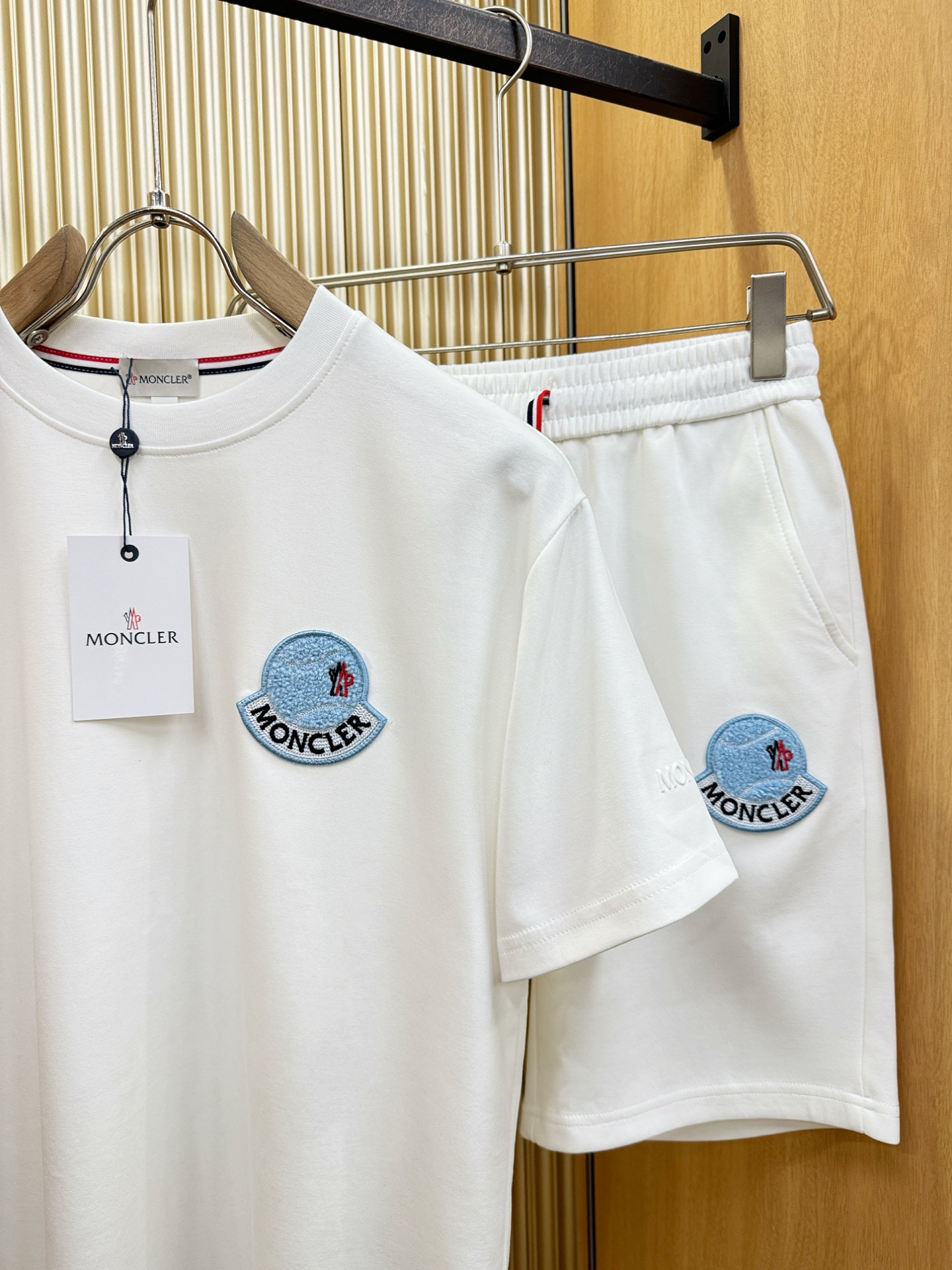套装 Moncler蒙口 2026新款休闲套装，细节精致高级，高级感满满。定制高端面料，上身挺括有型，舒