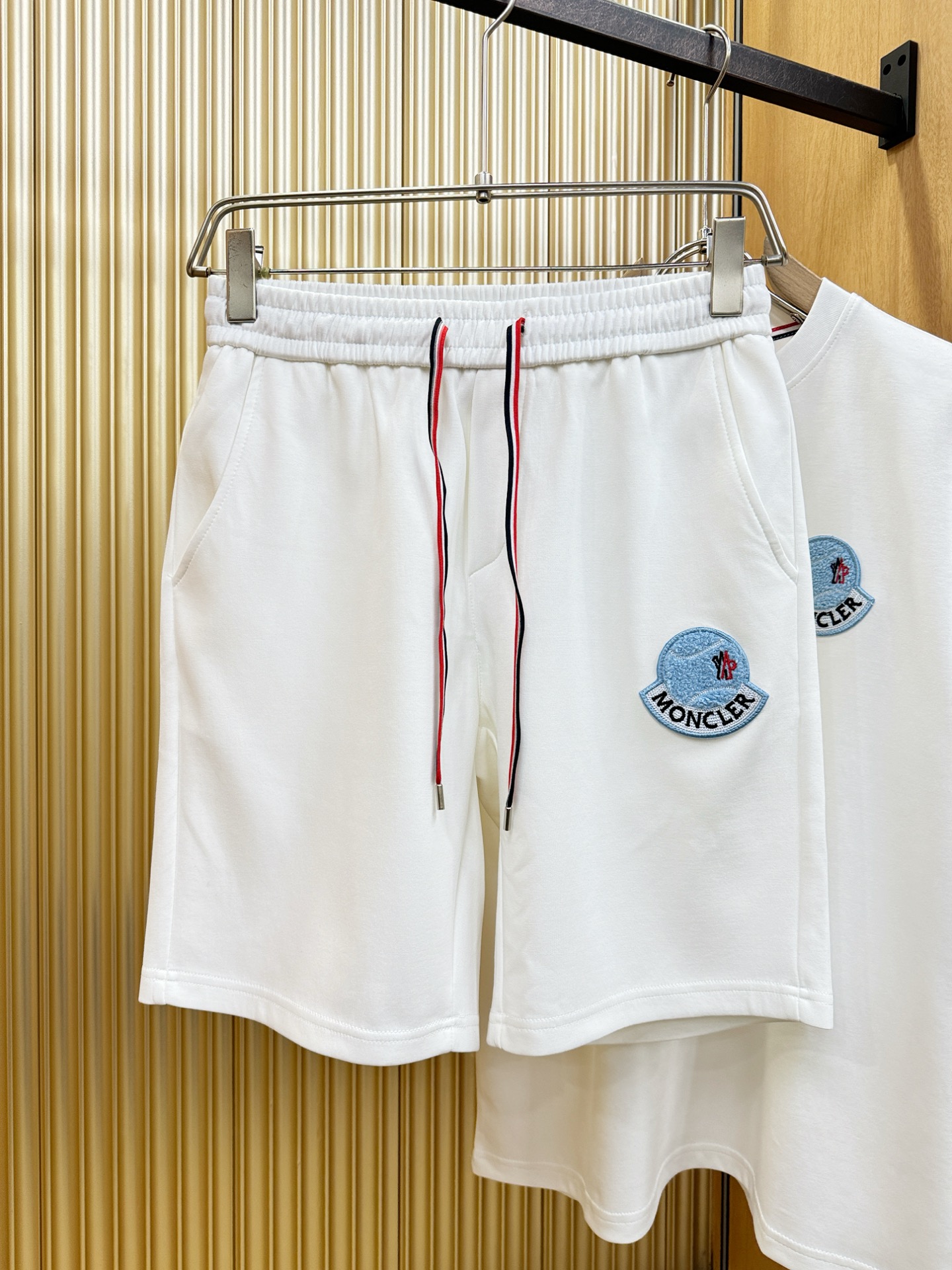 套装 Moncler蒙口 2026新款休闲套装，细节精致高级，高级感满满。定制高端面料，上身挺括有型，舒