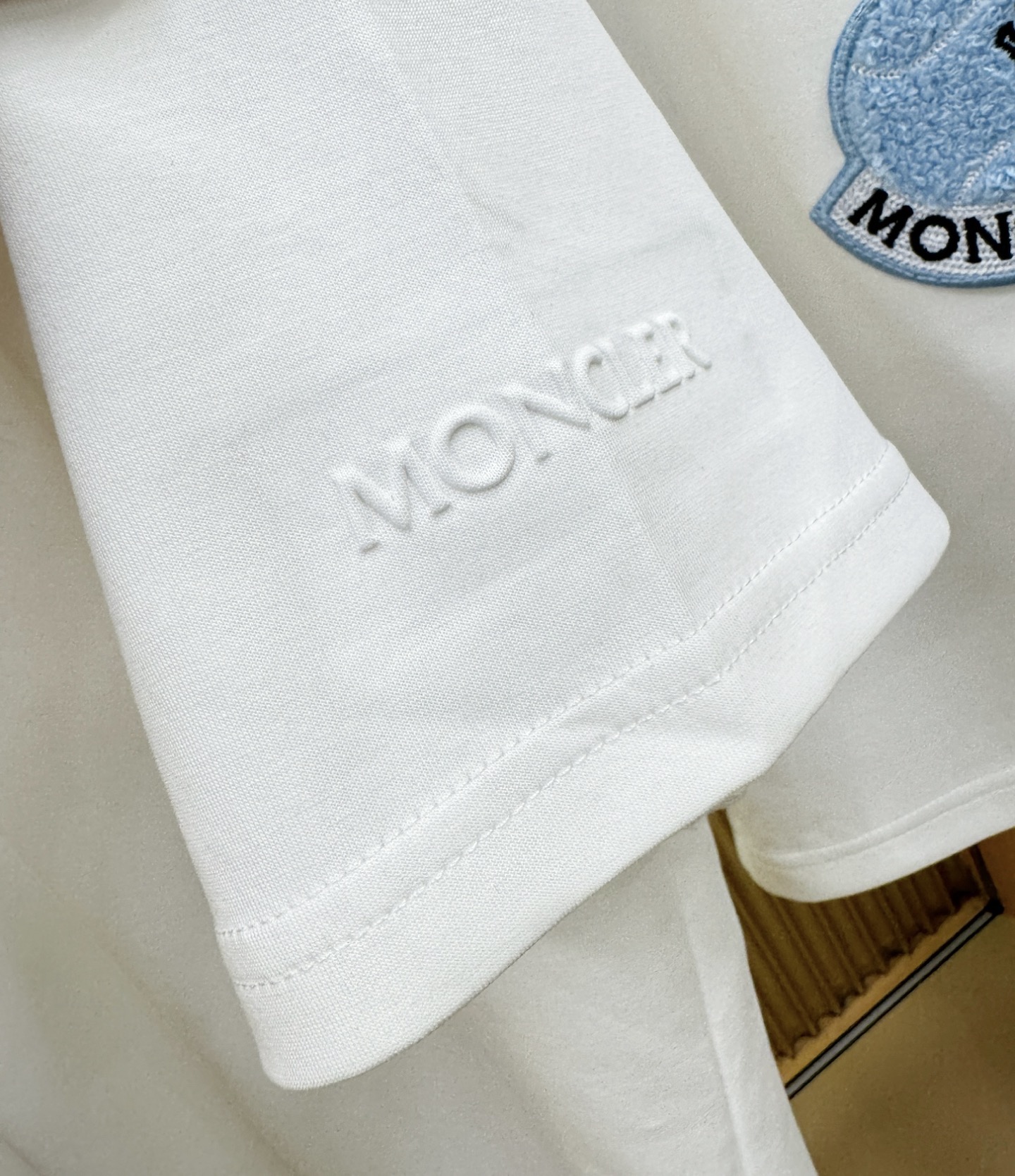 套装 Moncler蒙口 2026新款休闲套装，细节精致高级，高级感满满。定制高端面料，上身挺括有型，舒