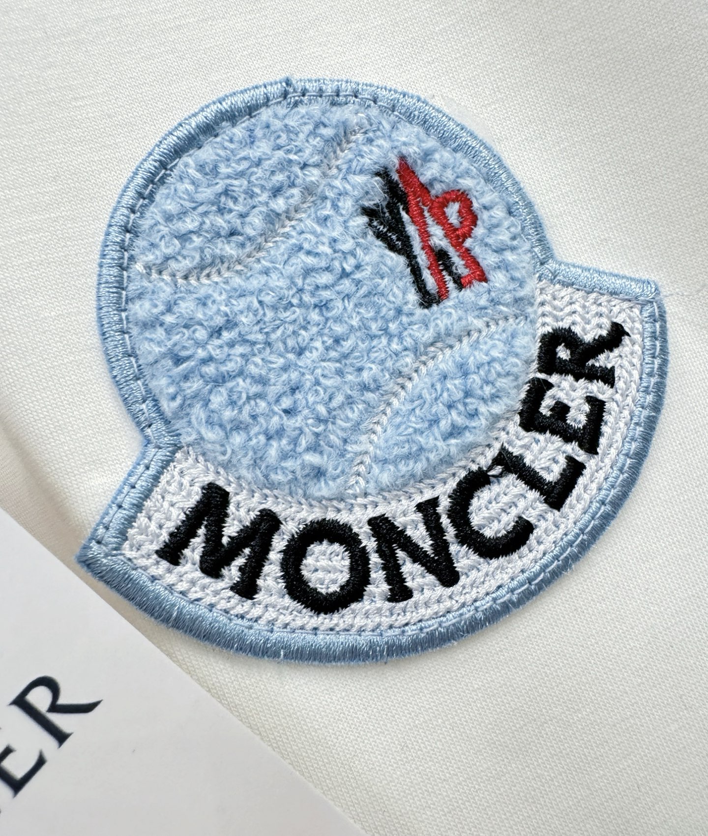 套装 Moncler蒙口 2026新款休闲套装，细节精致高级，高级感满满。定制高端面料，上身挺括有型，舒