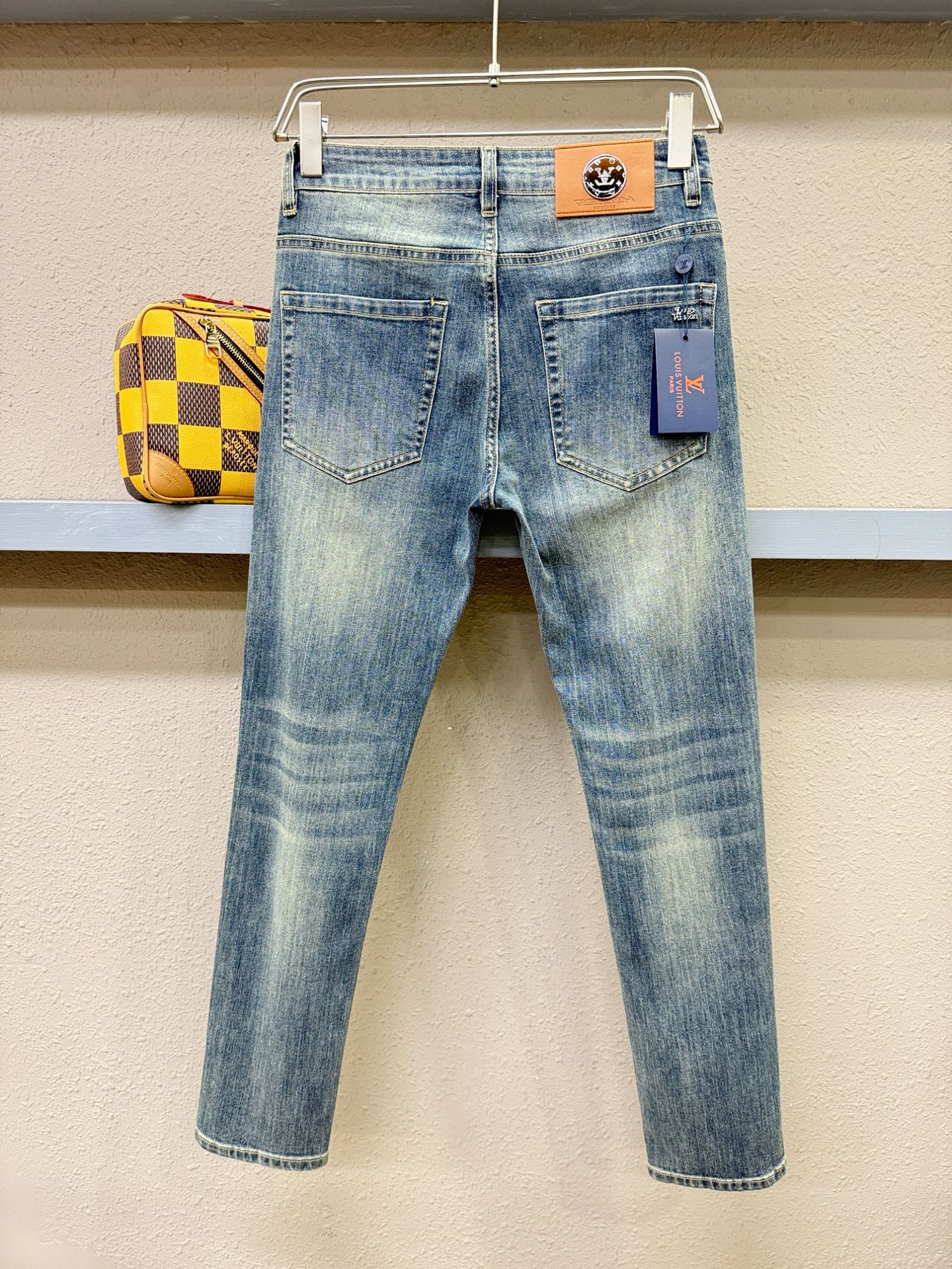 LV路易威登 专柜新品，原版牛仔裤 原版重工打造，品牌经典LOGO设计，三标齐全！原版五金辅料。专柜定制