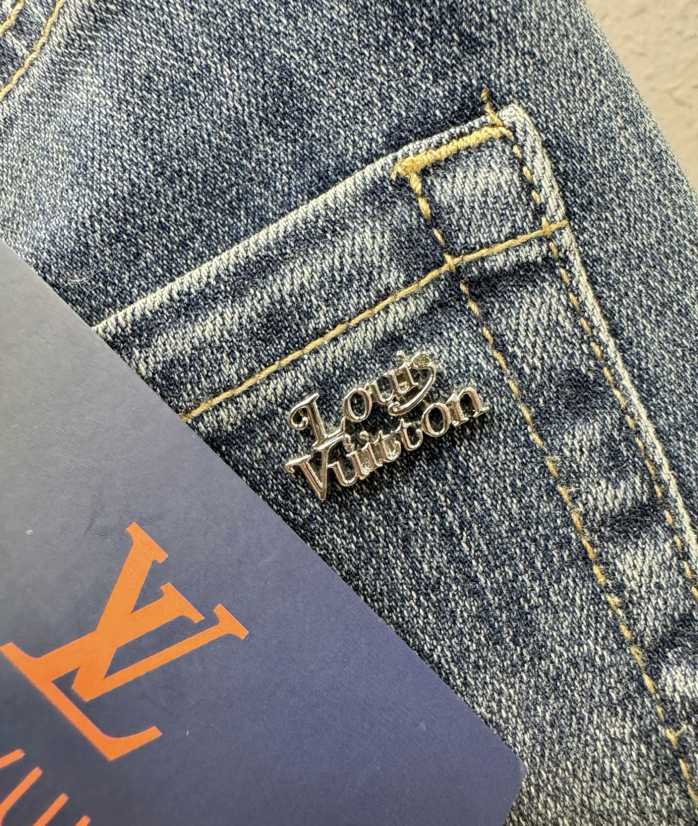 LV路易威登 专柜新品，原版牛仔裤 原版重工打造，品牌经典LOGO设计，三标齐全！原版五金辅料。专柜定制
