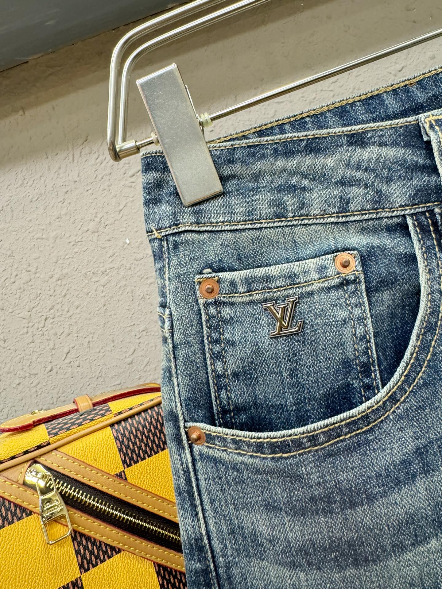 LV路易威登 专柜新品，原版牛仔裤 原版重工打造，品牌经典LOGO设计，三标齐全！原版五金辅料。专柜定制