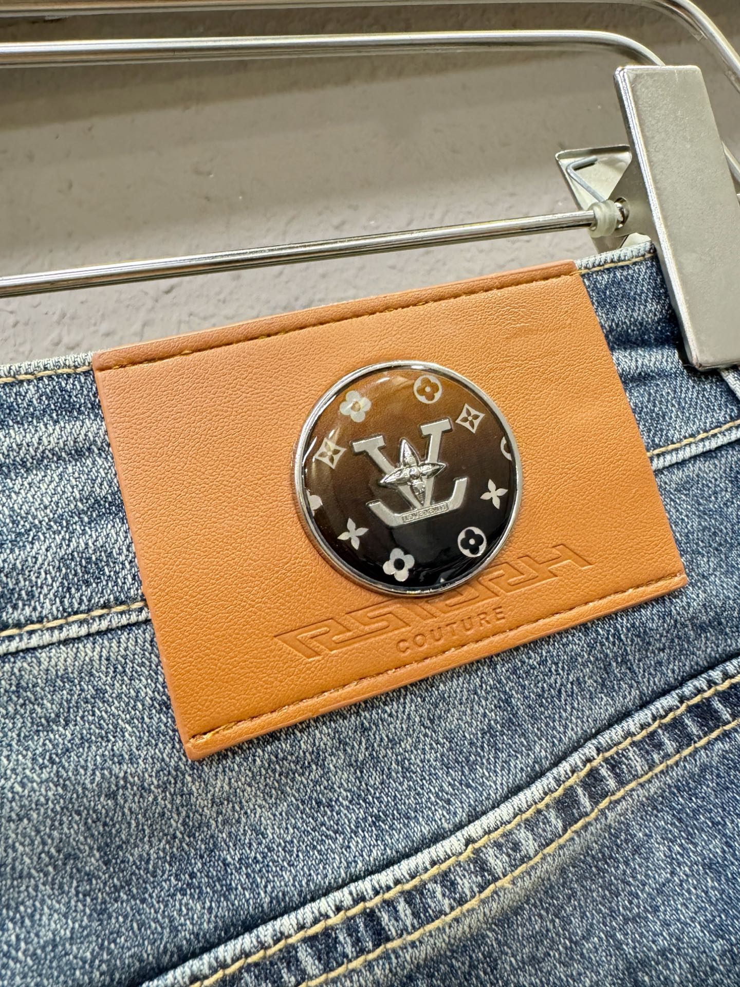 LV路易威登 专柜新品，原版牛仔裤 原版重工打造，品牌经典LOGO设计，三标齐全！原版五金辅料。专柜定制