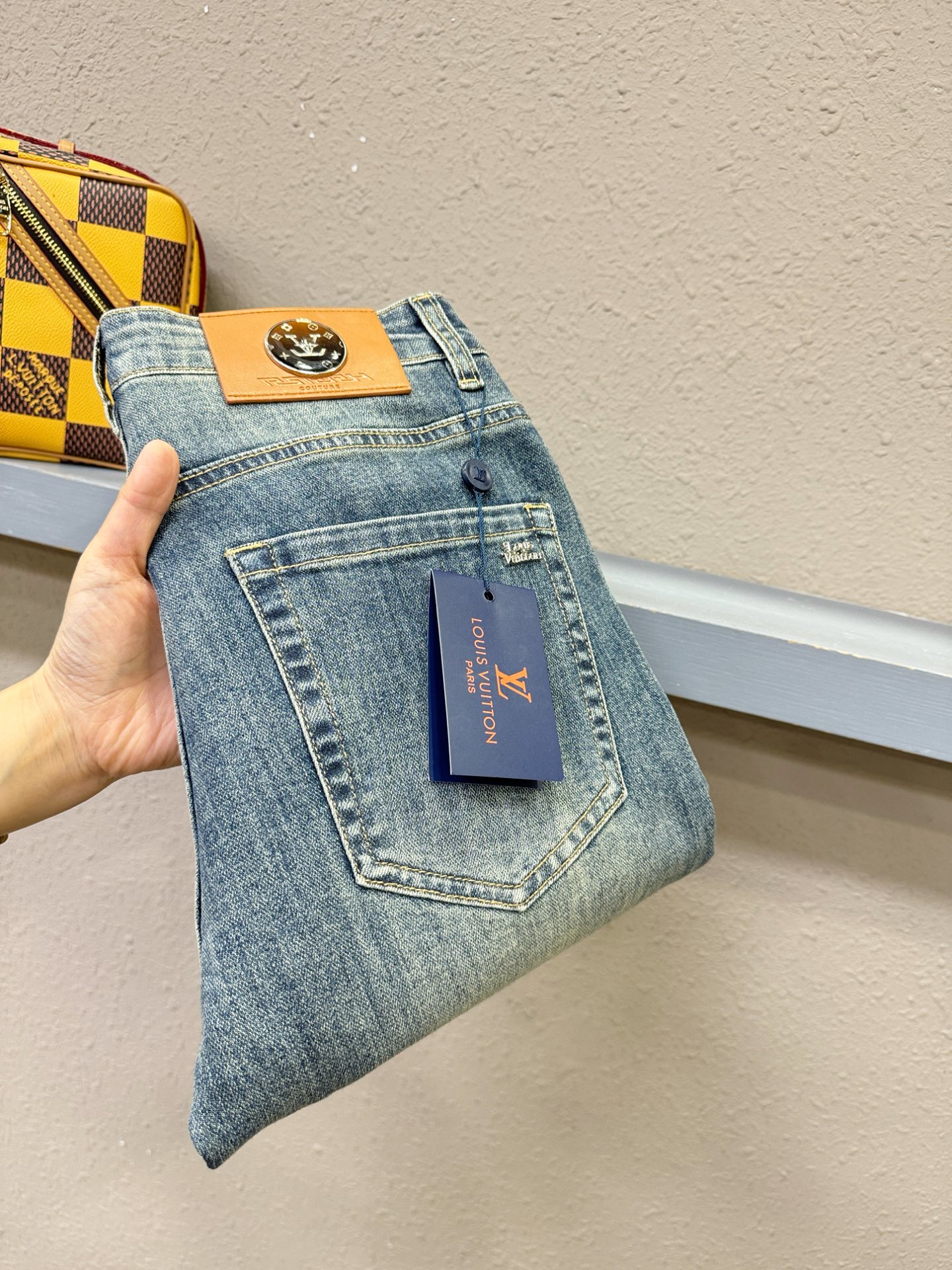 LV路易威登 专柜新品，原版牛仔裤 原版重工打造，品牌经典LOGO设计，三标齐全！原版五金辅料。专柜定制