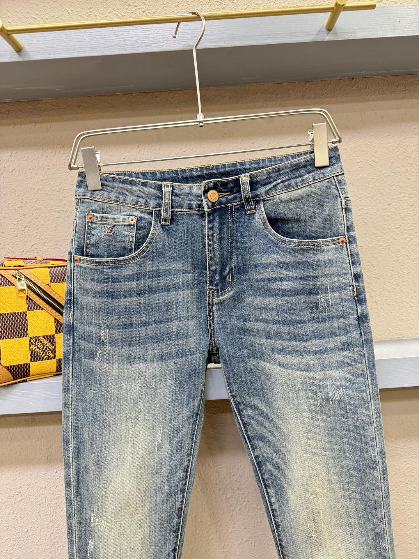 LV路易威登 专柜新品，原版牛仔裤 原版重工打造，品牌经典LOGO设计，三标齐全！原版五金辅料。专柜定制