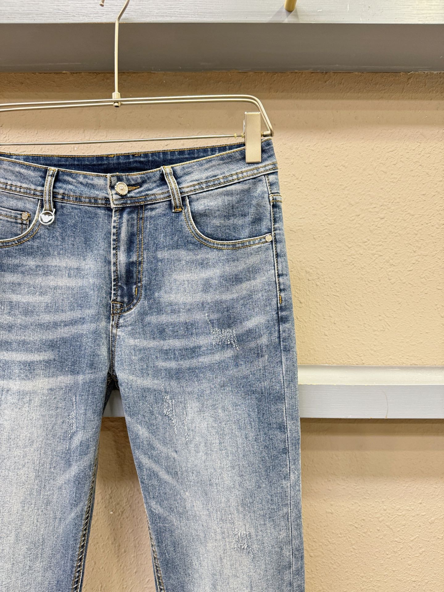 Armani 阿玛尼 专柜新品，原版牛仔裤 原版重工打造，品牌经典LOGO设计，三标齐全！原版五金辅料。