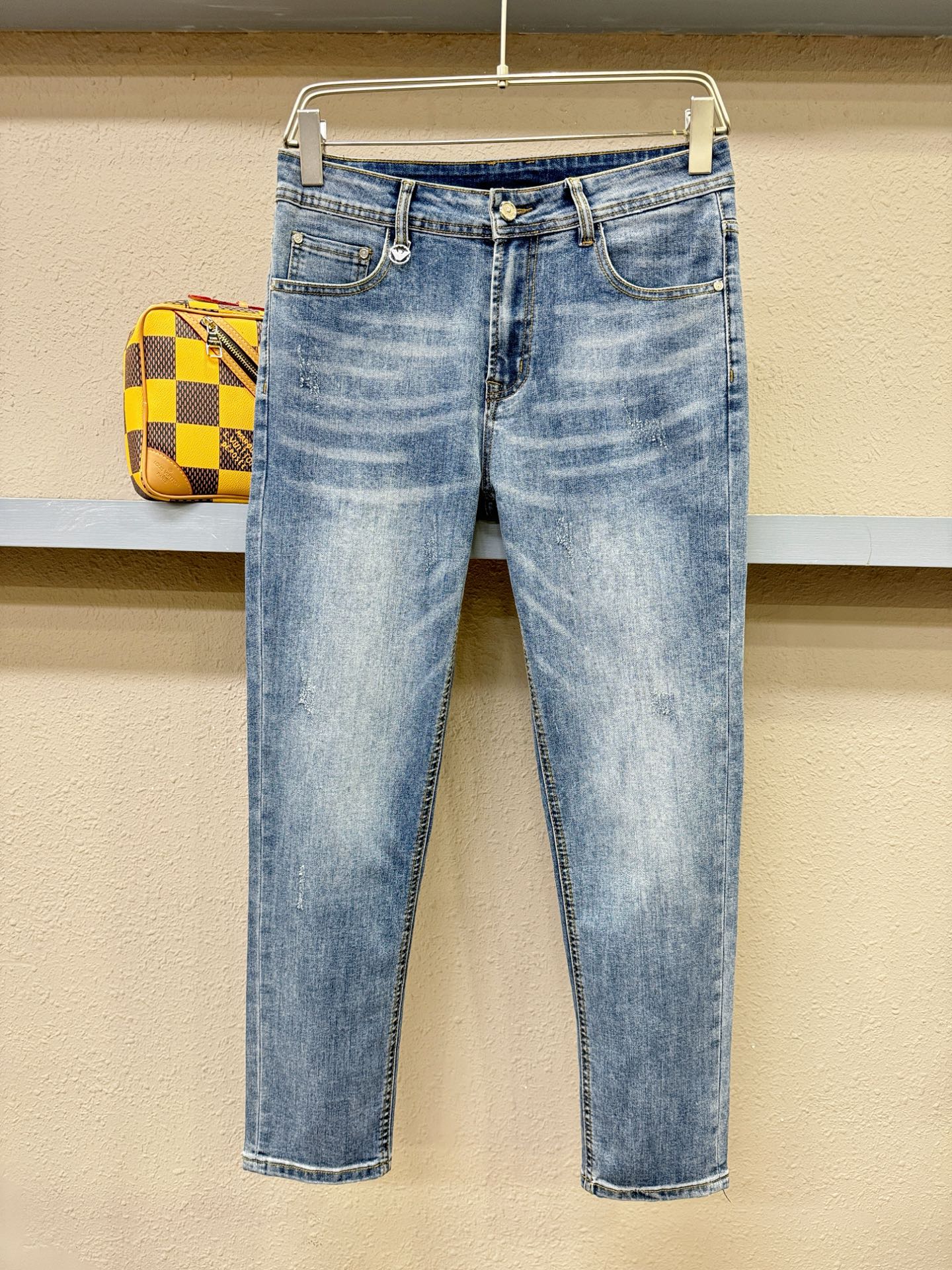 Armani 阿玛尼 专柜新品，原版牛仔裤 原版重工打造，品牌经典LOGO设计，三标齐全！原版五金辅料。