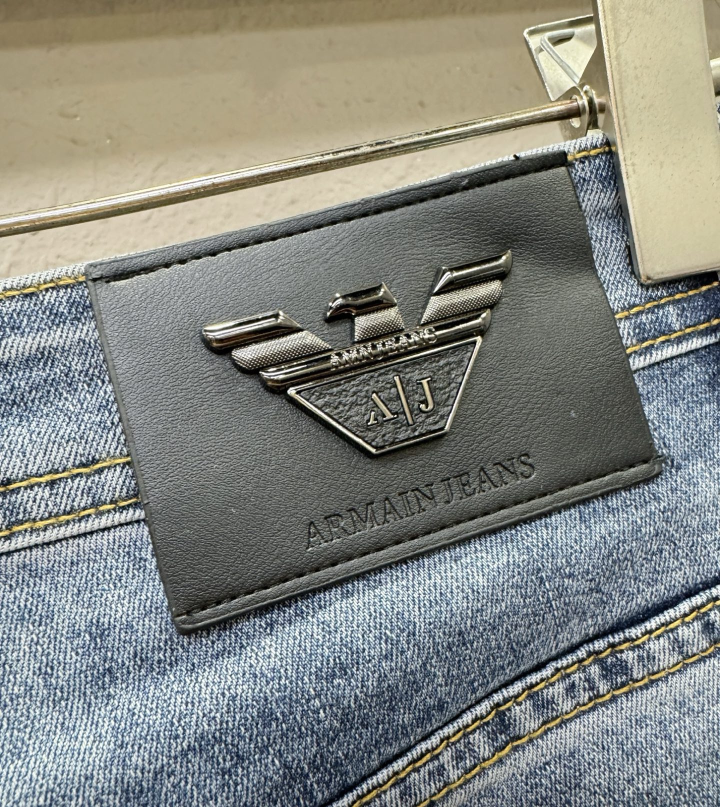Armani 阿玛尼 专柜新品，原版牛仔裤 原版重工打造，品牌经典LOGO设计，三标齐全！原版五金辅料。