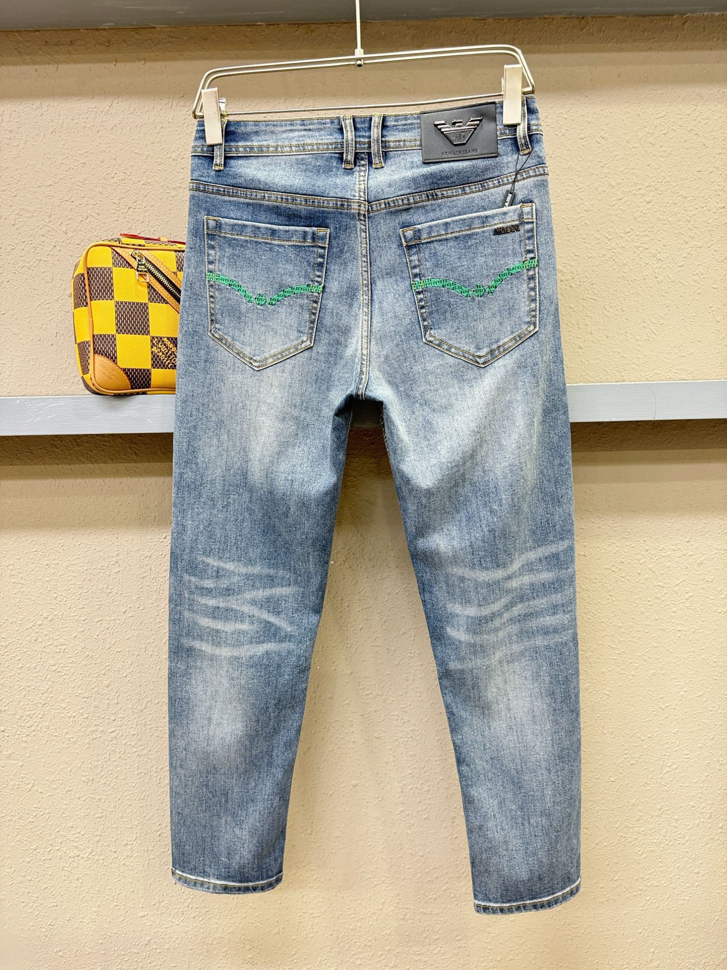 Armani 阿玛尼 专柜新品，原版牛仔裤 原版重工打造，品牌经典LOGO设计，三标齐全！原版五金辅料。