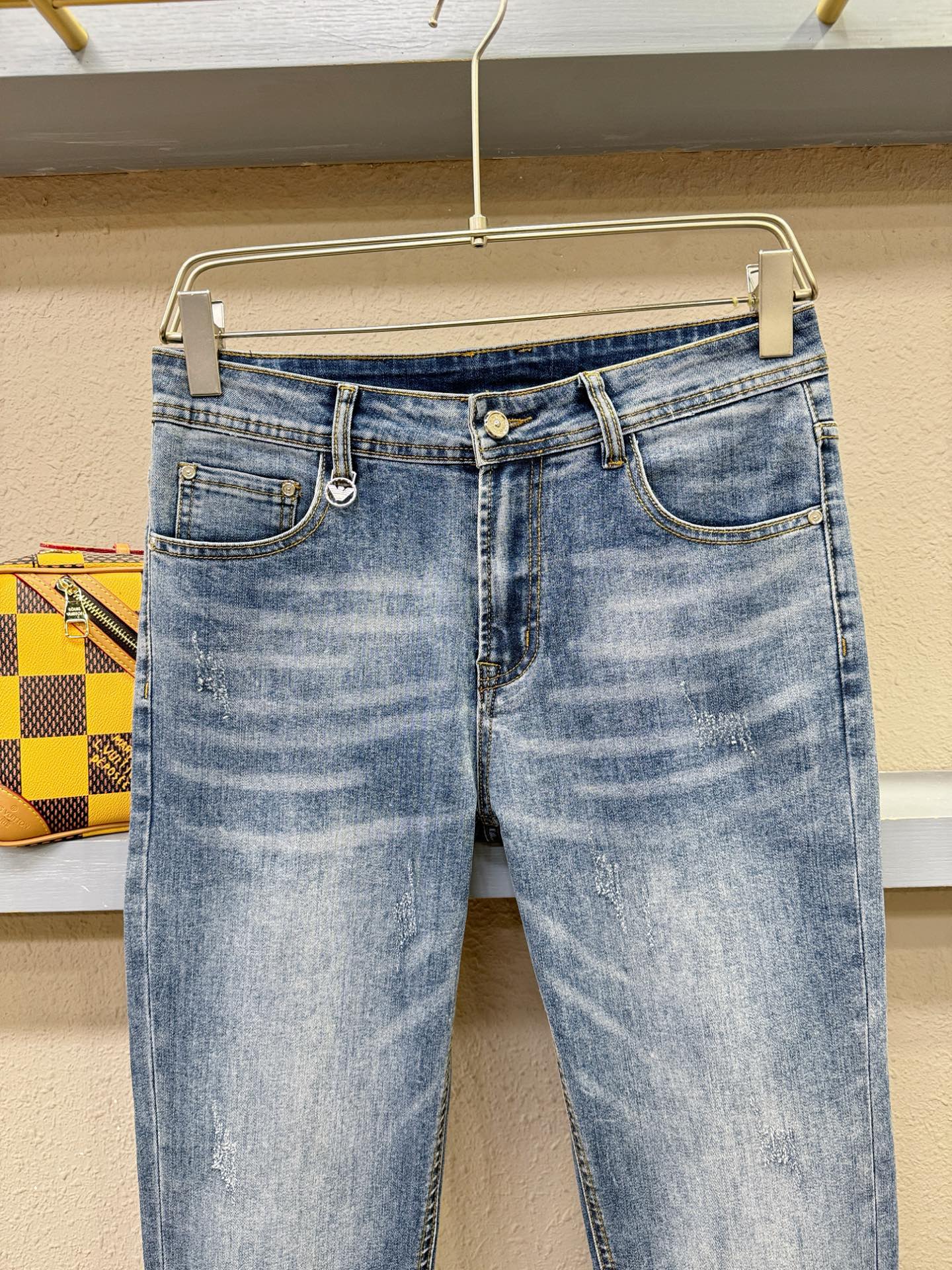Armani 阿玛尼 专柜新品，原版牛仔裤 原版重工打造，品牌经典LOGO设计，三标齐全！原版五金辅料。