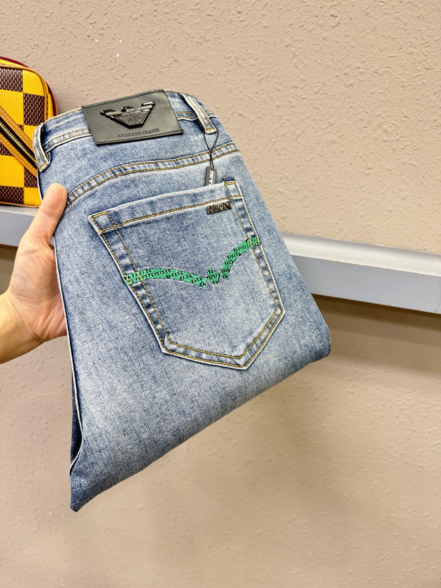 Armani 阿玛尼 专柜新品，原版牛仔裤 原版重工打造，品牌经典LOGO设计，三标齐全！原版五金辅料。