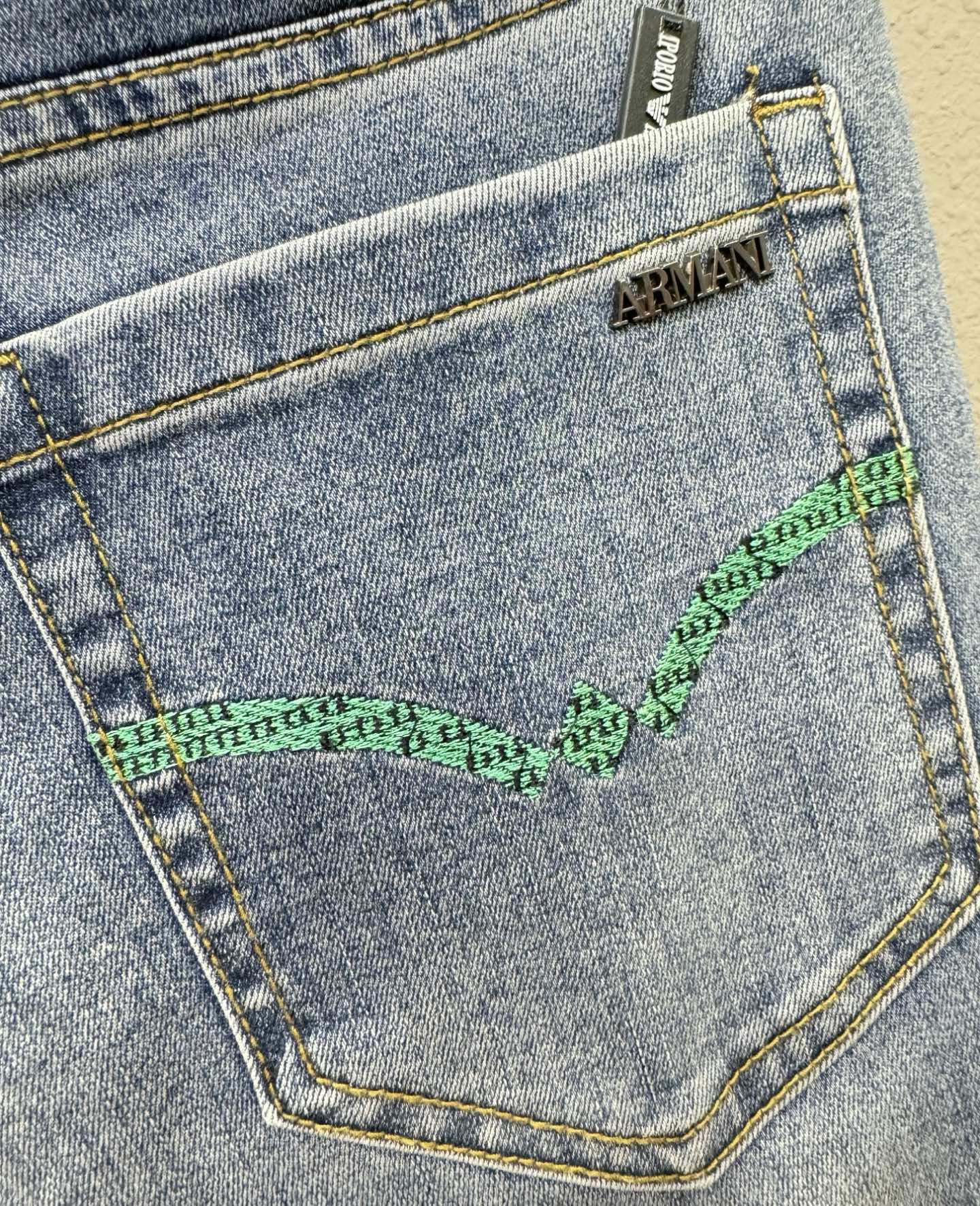 Armani 阿玛尼 专柜新品，原版牛仔裤 原版重工打造，品牌经典LOGO设计，三标齐全！原版五金辅料。