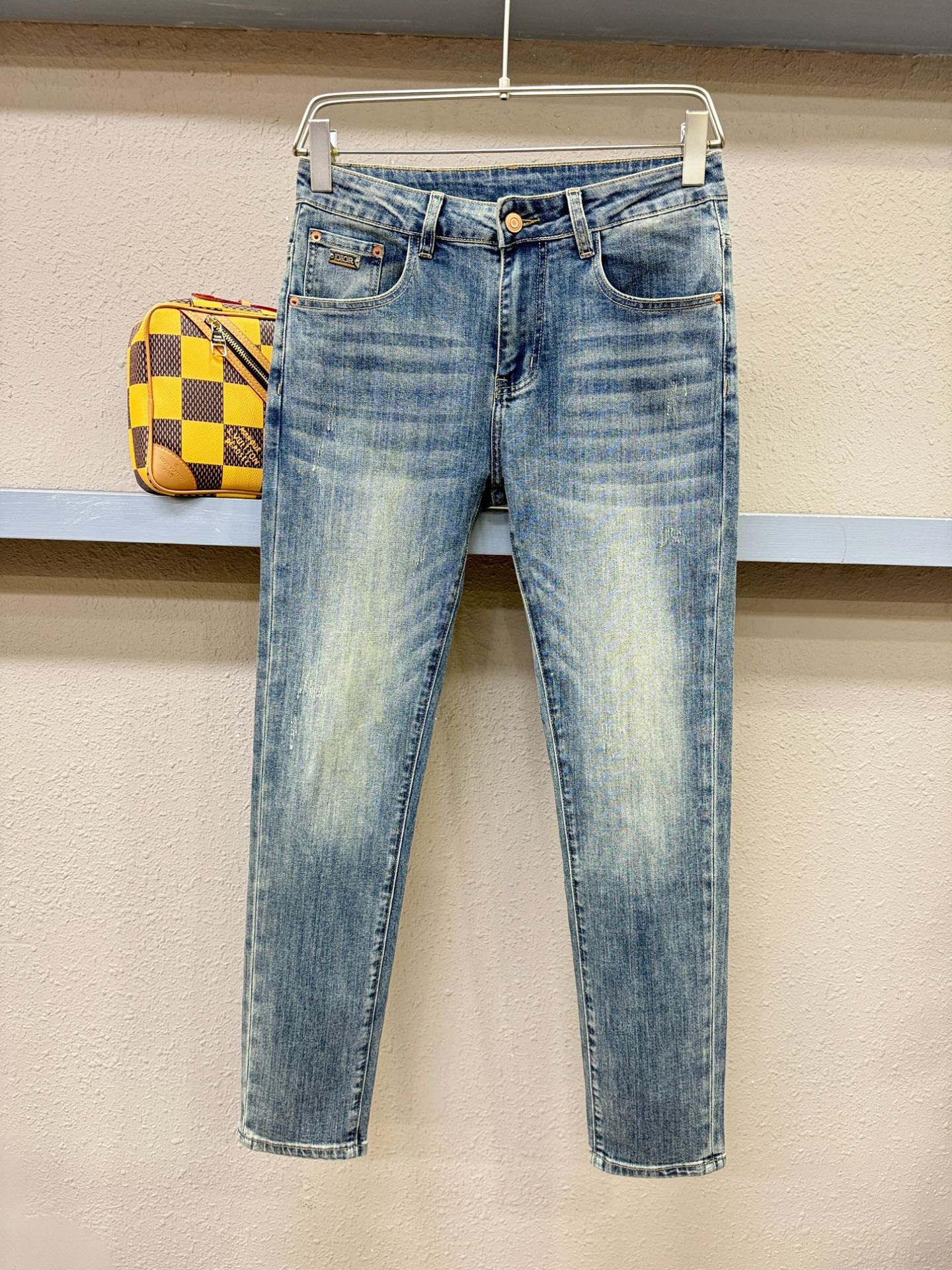 Dior迪奥 专柜新品，原版牛仔裤 原版重工打造，品牌经典LOGO设计，三标齐全！原版五金辅料。专柜定制