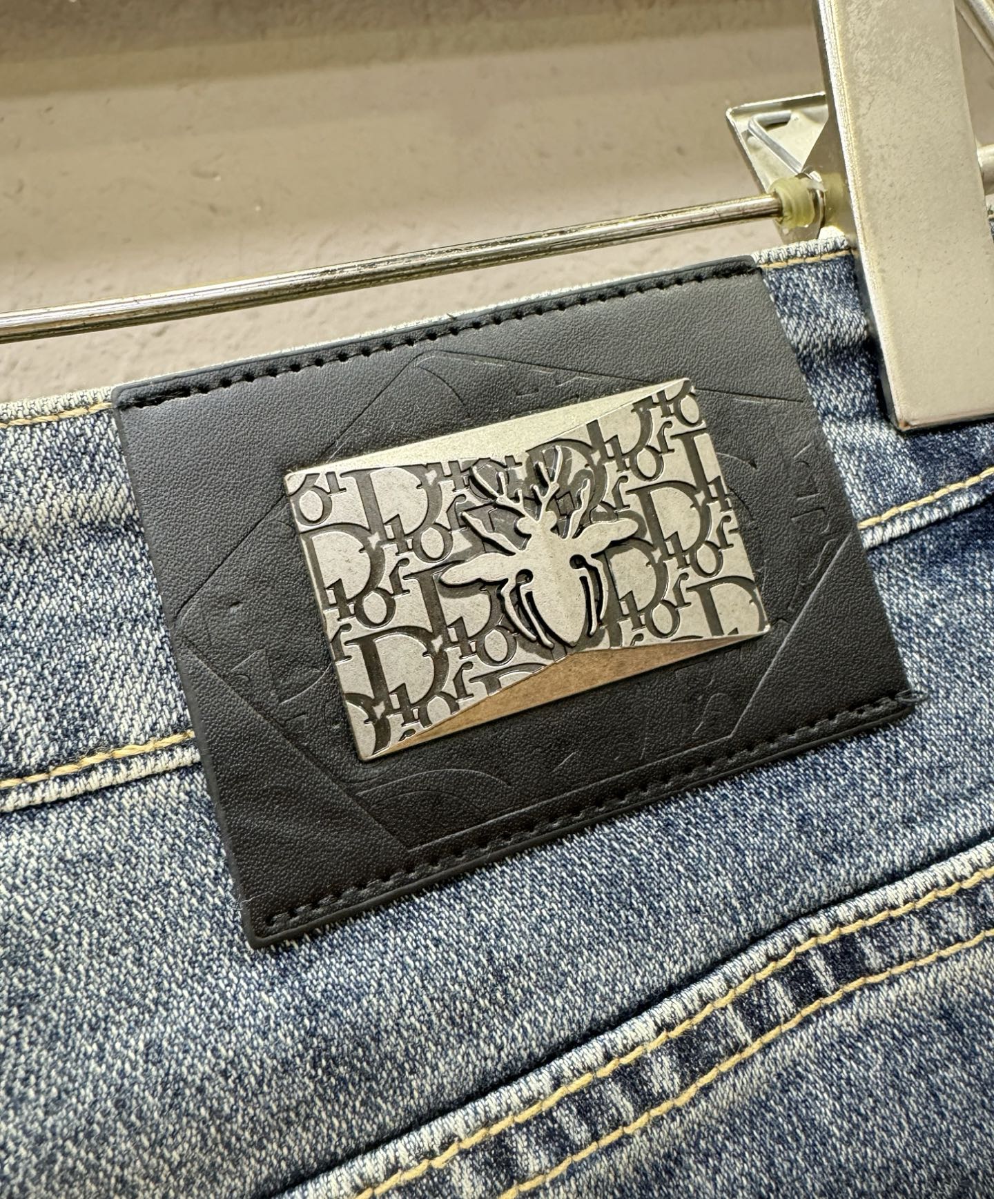Dior迪奥 专柜新品，原版牛仔裤 原版重工打造，品牌经典LOGO设计，三标齐全！原版五金辅料。专柜定制