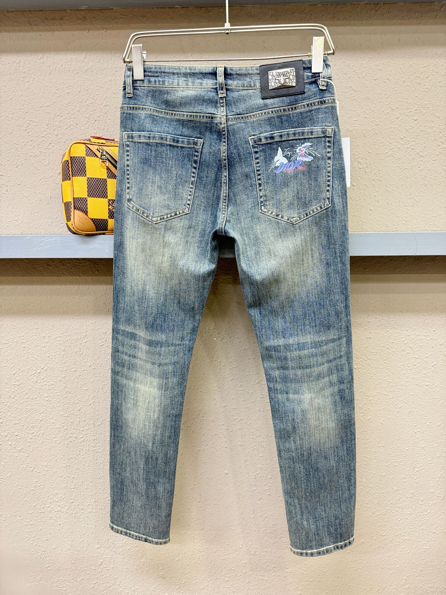 Dior迪奥 专柜新品，原版牛仔裤 原版重工打造，品牌经典LOGO设计，三标齐全！原版五金辅料。专柜定制