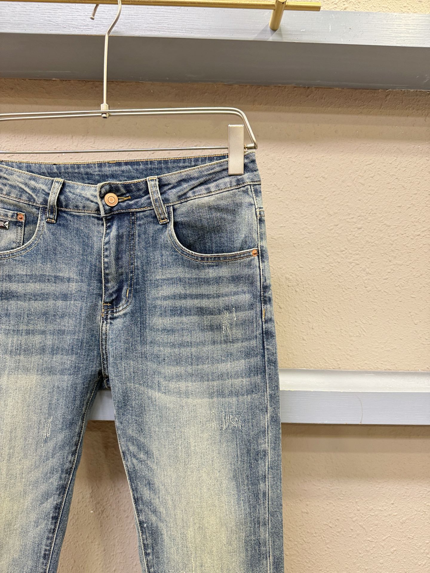 Dior迪奥 专柜新品，原版牛仔裤 原版重工打造，品牌经典LOGO设计，三标齐全！原版五金辅料。专柜定制