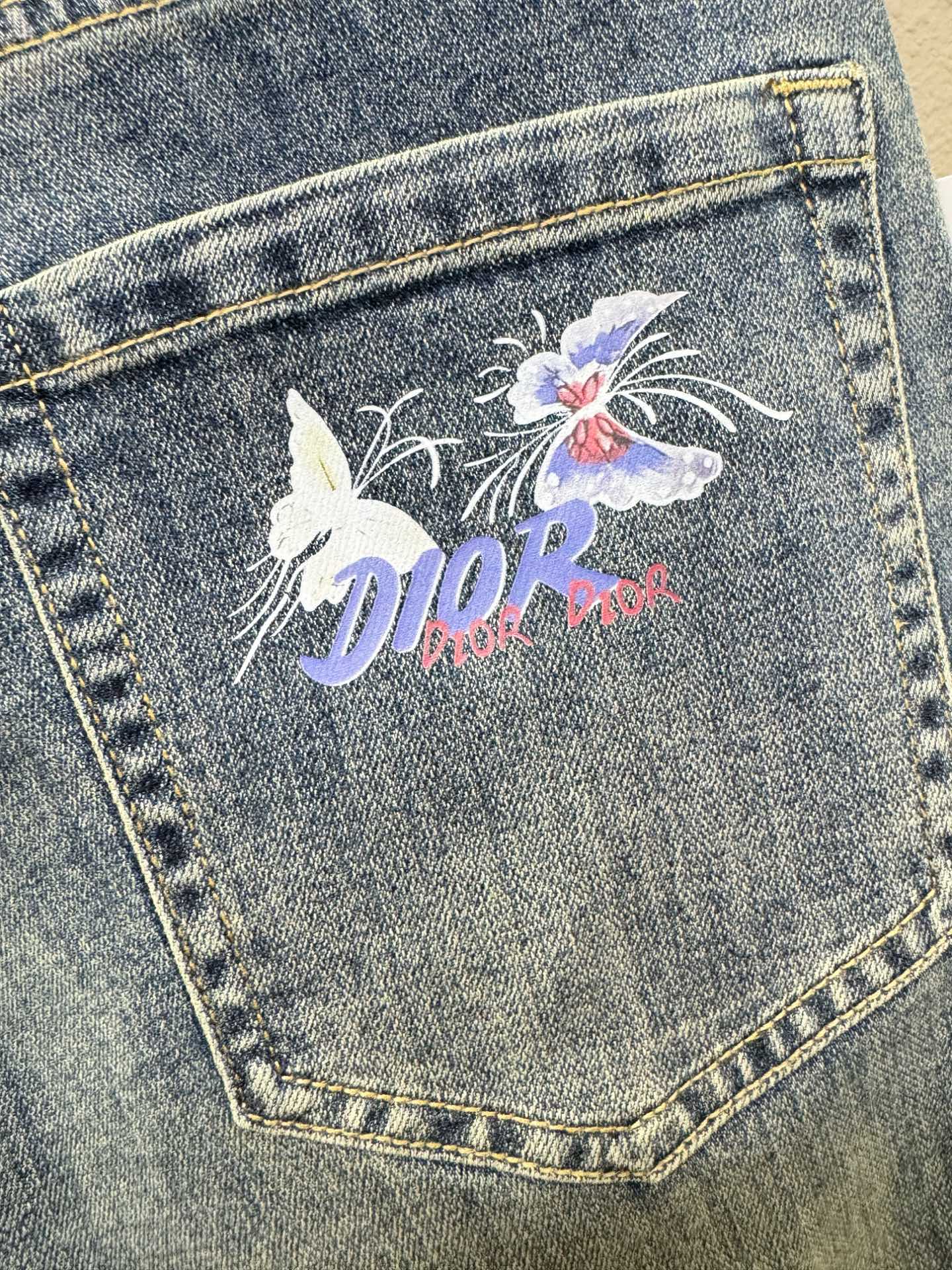 Dior迪奥 专柜新品，原版牛仔裤 原版重工打造，品牌经典LOGO设计，三标齐全！原版五金辅料。专柜定制