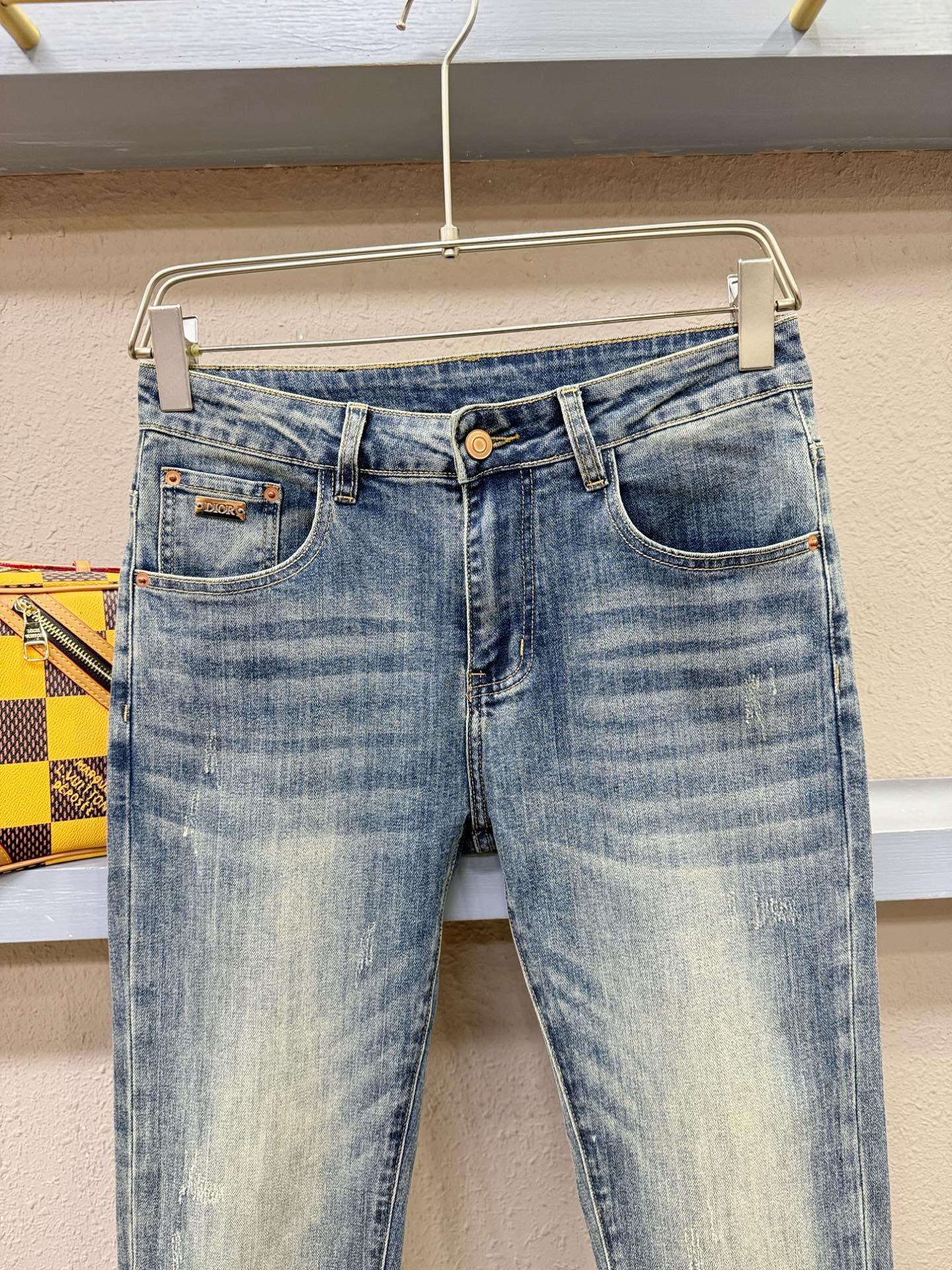 Dior迪奥 专柜新品，原版牛仔裤 原版重工打造，品牌经典LOGO设计，三标齐全！原版五金辅料。专柜定制