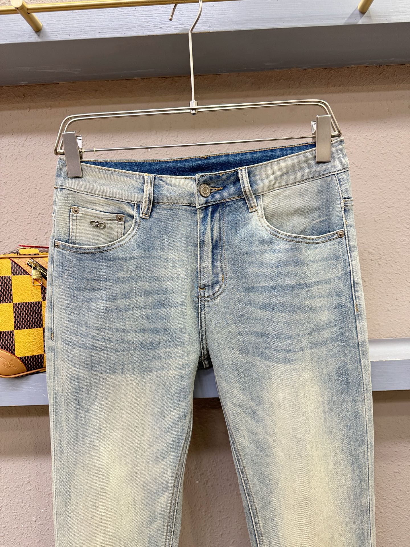 Ferragamo 菲拉格慕 专柜新品，原版牛仔裤 原版重工打造，品牌经典LOGO设计，三标齐全！原版五