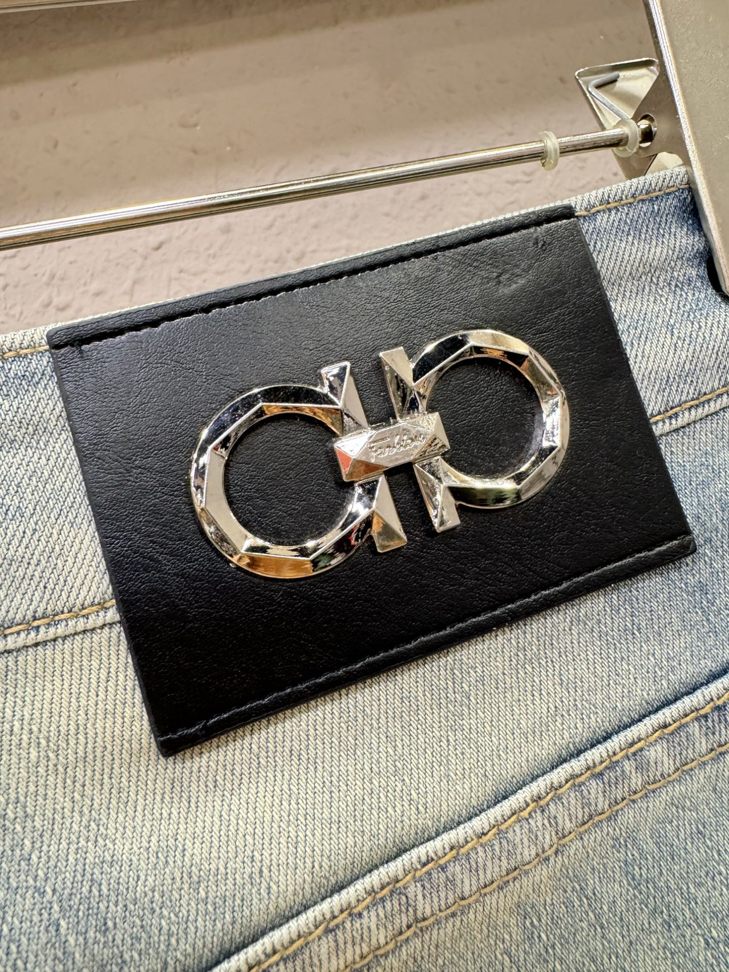 Ferragamo 菲拉格慕 专柜新品，原版牛仔裤 原版重工打造，品牌经典LOGO设计，三标齐全！原版五
