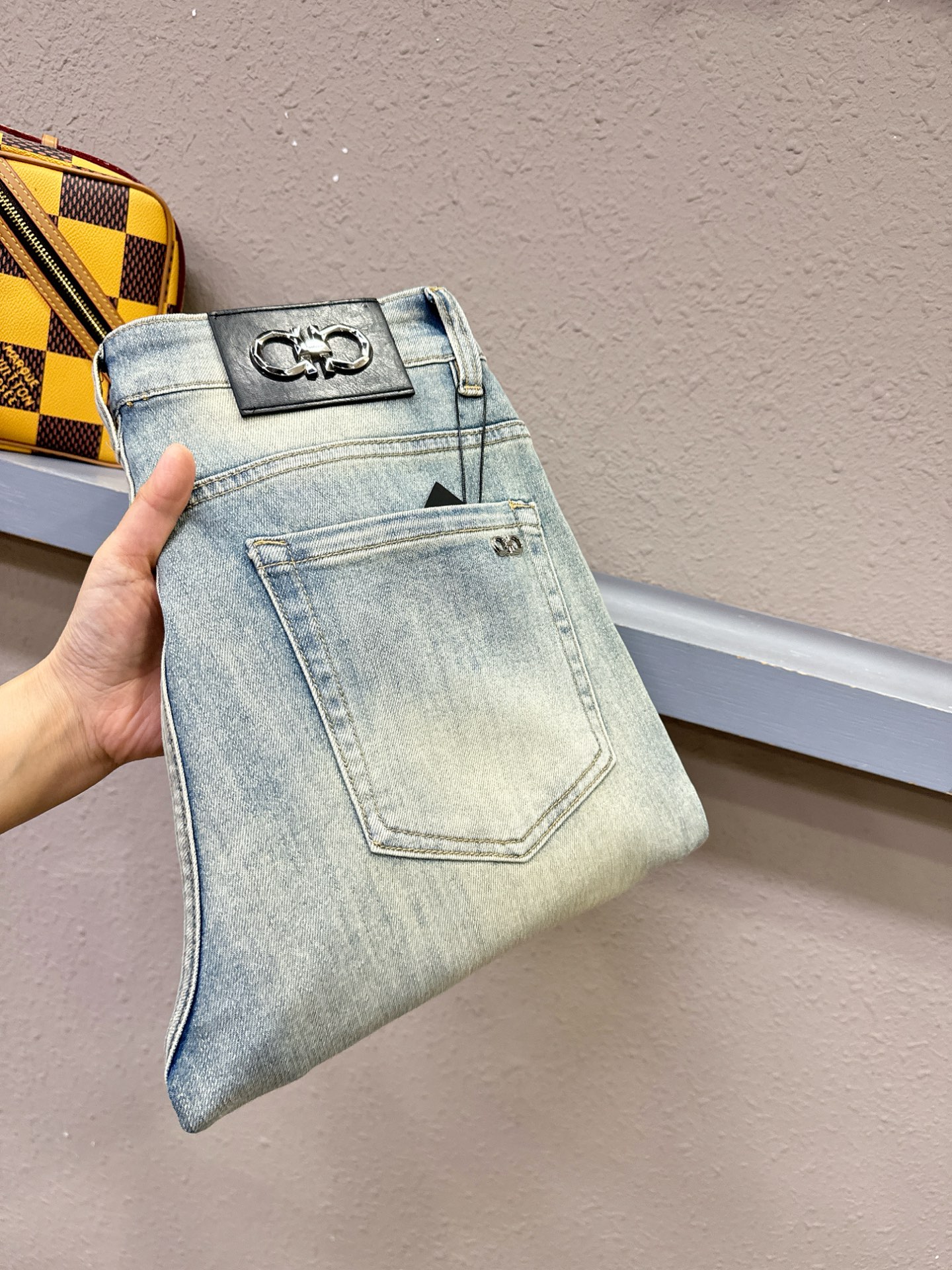 Ferragamo 菲拉格慕 专柜新品，原版牛仔裤 原版重工打造，品牌经典LOGO设计，三标齐全！原版五
