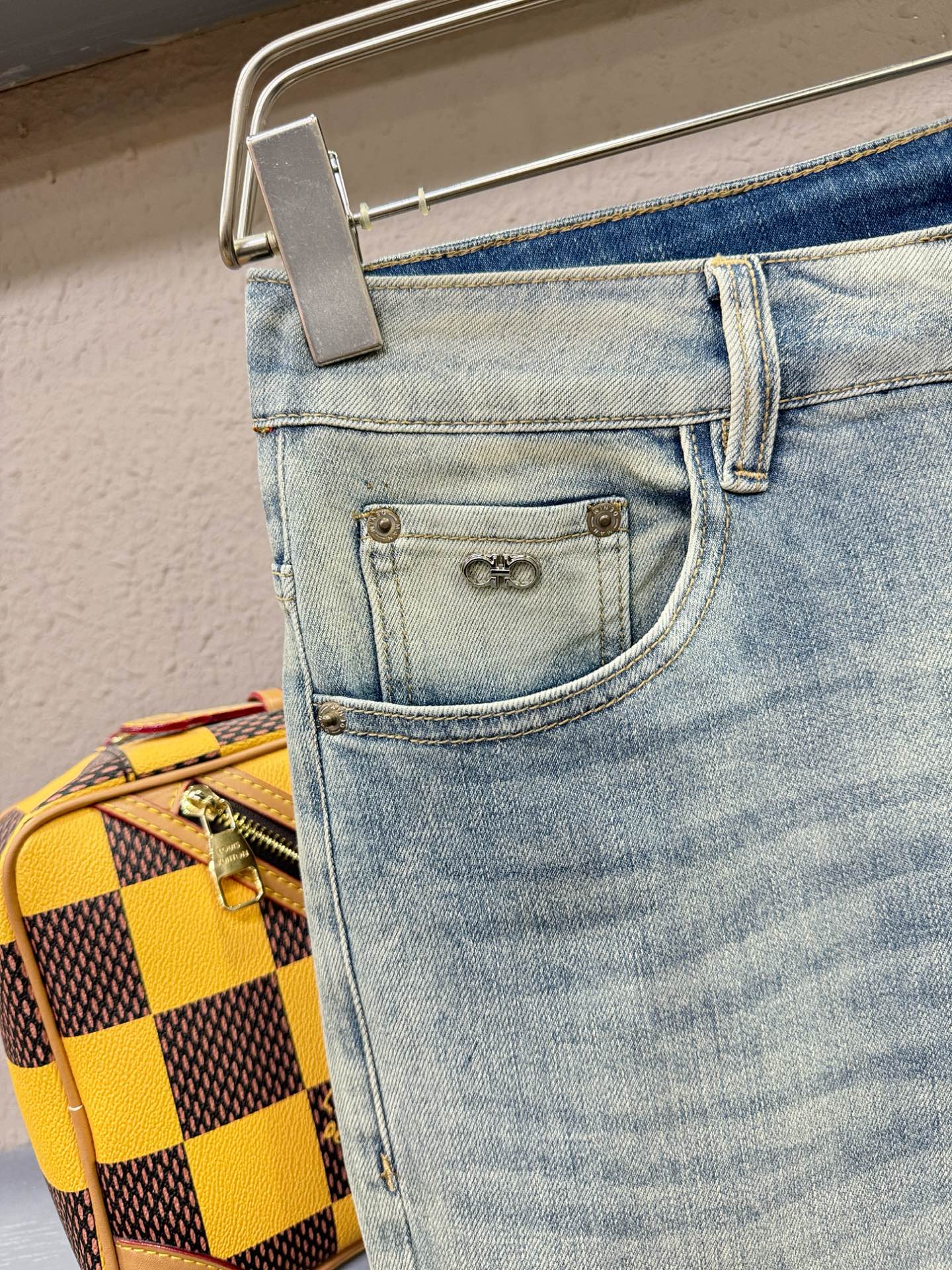 Ferragamo 菲拉格慕 专柜新品，原版牛仔裤 原版重工打造，品牌经典LOGO设计，三标齐全！原版五