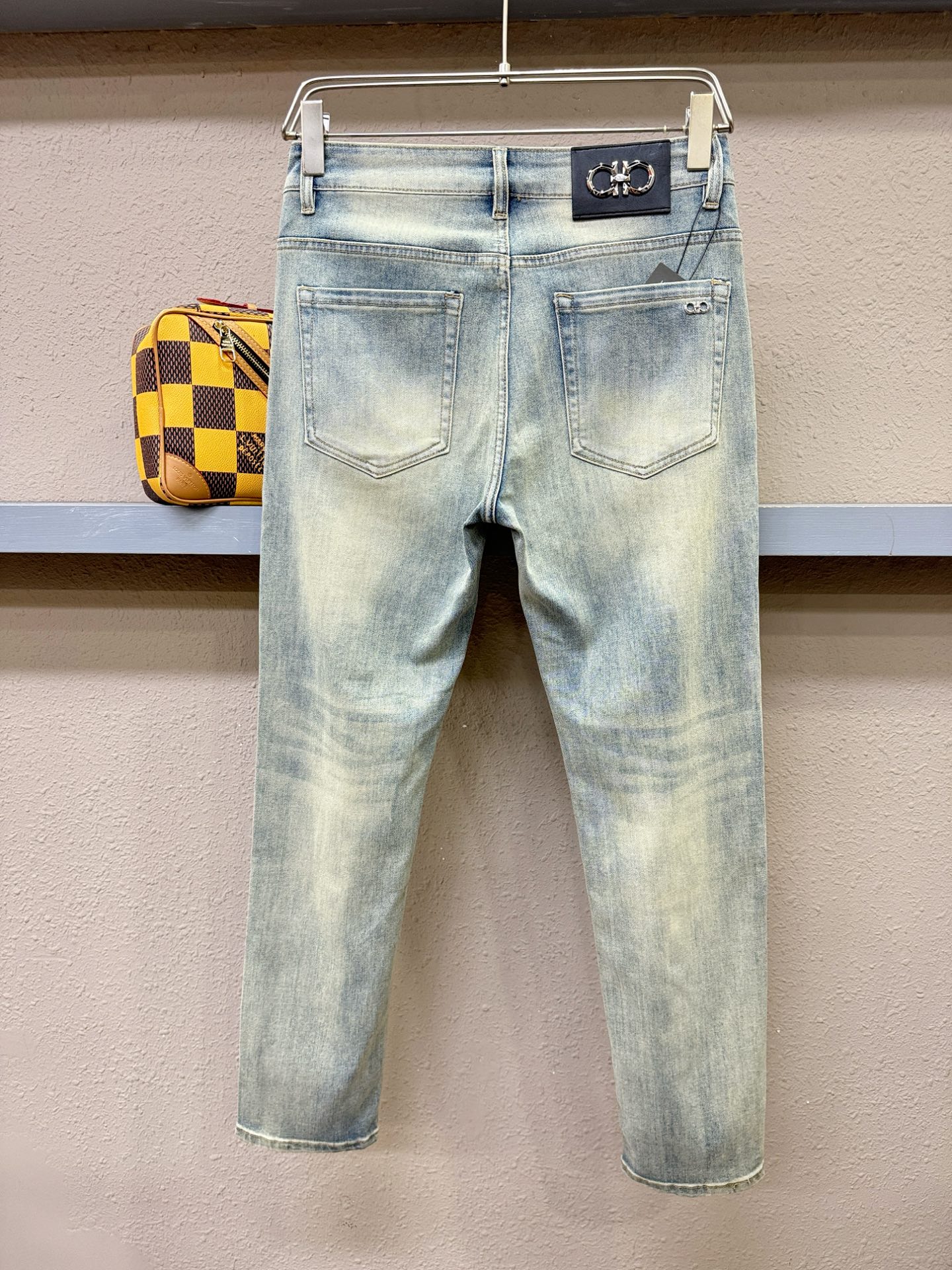 Ferragamo 菲拉格慕 专柜新品，原版牛仔裤 原版重工打造，品牌经典LOGO设计，三标齐全！原版五