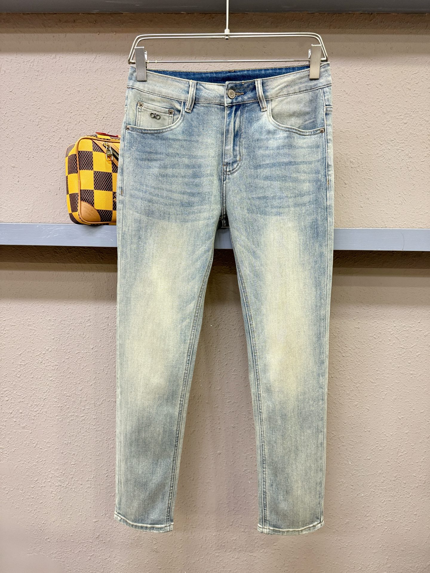 Ferragamo 菲拉格慕 专柜新品，原版牛仔裤 原版重工打造，品牌经典LOGO设计，三标齐全！原版五