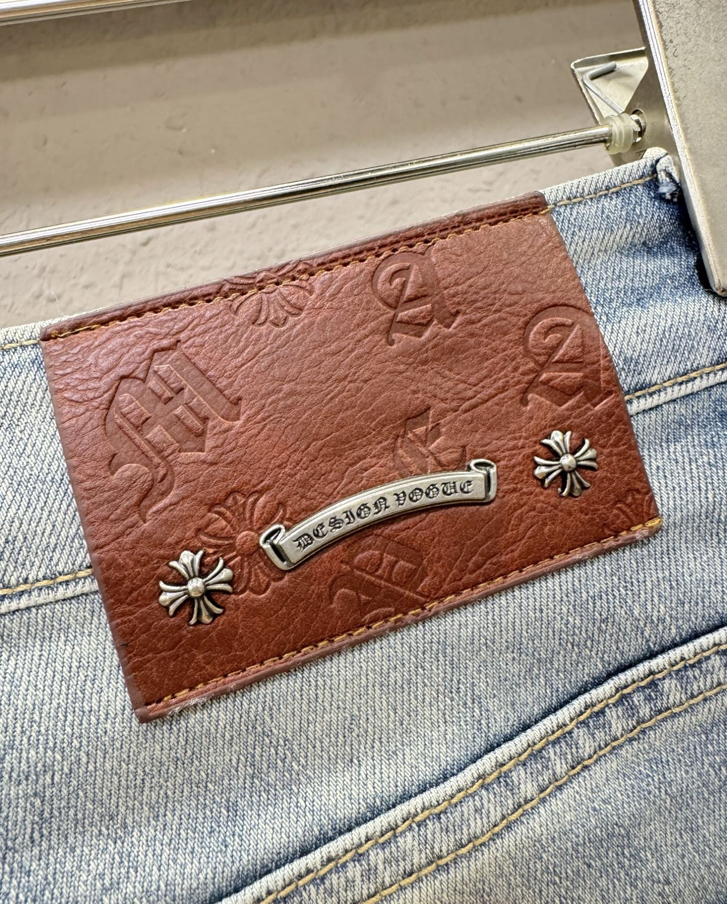 CHROME HEARTS 克罗心 专柜新品，原版牛仔裤 原版重工打造，品牌经典LOGO设计，三标齐全！