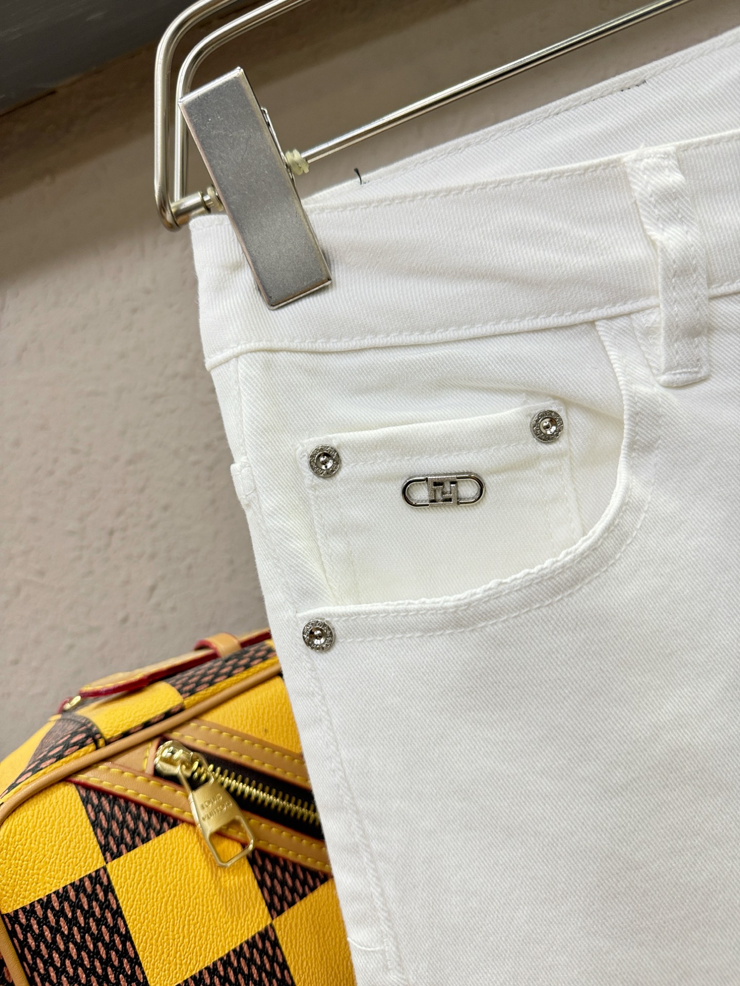 Fendi 芬迪 专柜新品，原版牛仔裤 原版重工打造，品牌经典LOGO设计，三标齐全！原版五金辅料。专柜