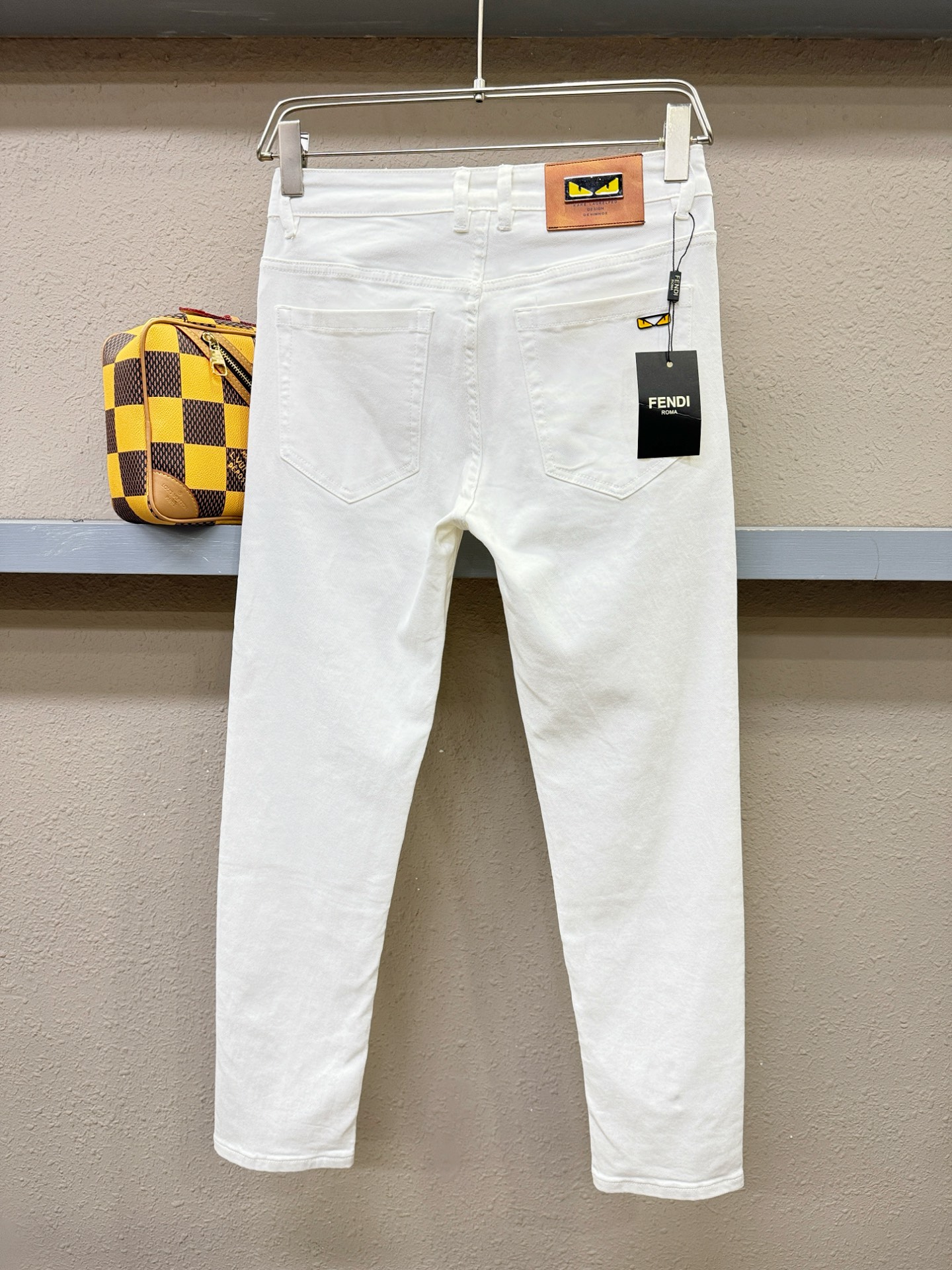 Fendi 芬迪 专柜新品，原版牛仔裤 原版重工打造，品牌经典LOGO设计，三标齐全！原版五金辅料。专柜
