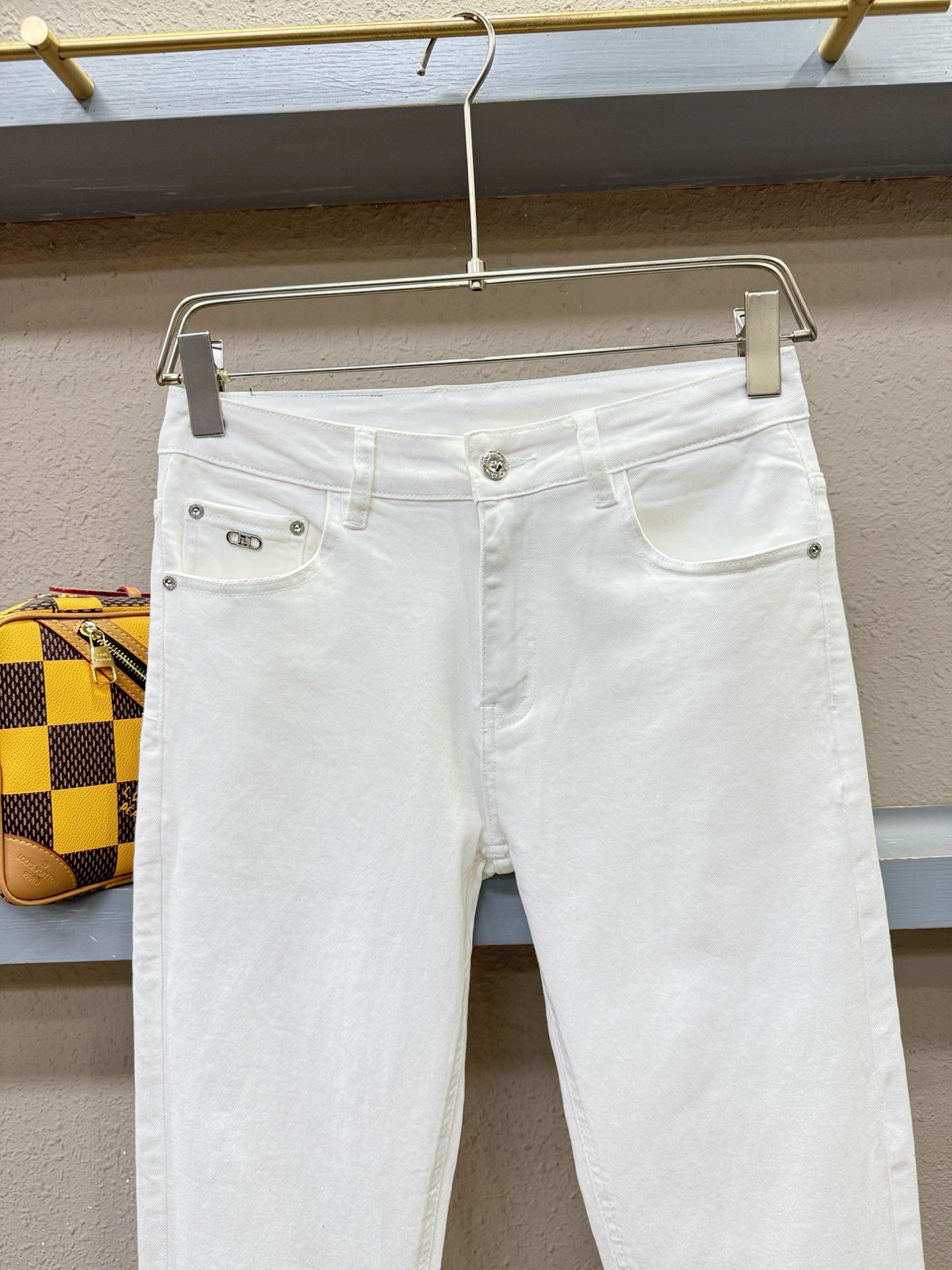 Fendi 芬迪 专柜新品，原版牛仔裤 原版重工打造，品牌经典LOGO设计，三标齐全！原版五金辅料。专柜