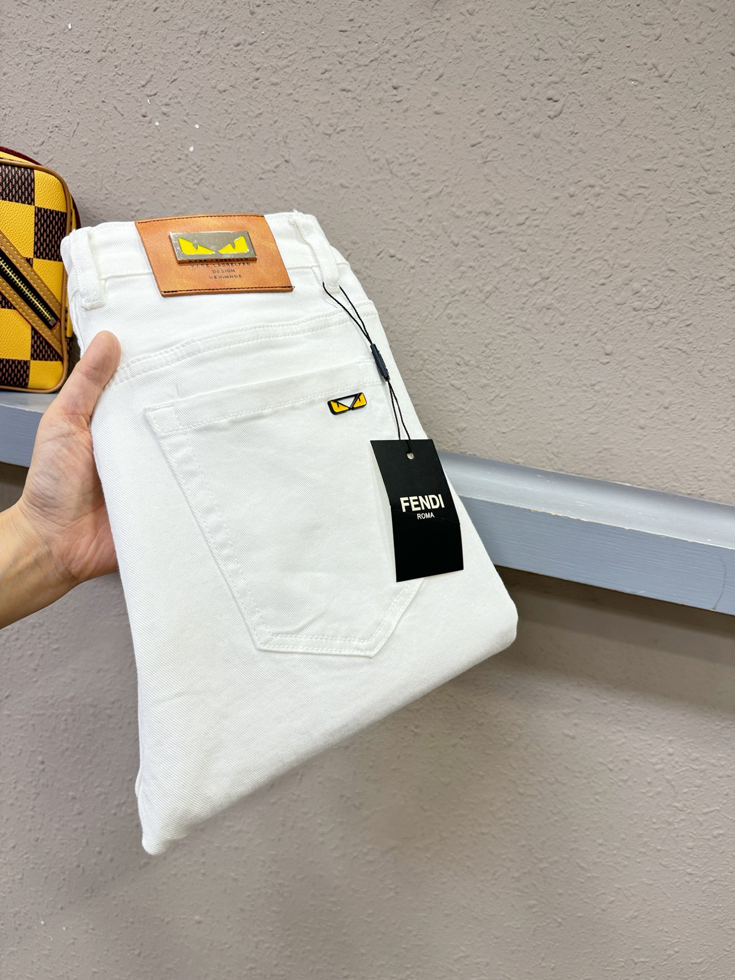 Fendi 芬迪 专柜新品，原版牛仔裤 原版重工打造，品牌经典LOGO设计，三标齐全！原版五金辅料。专柜