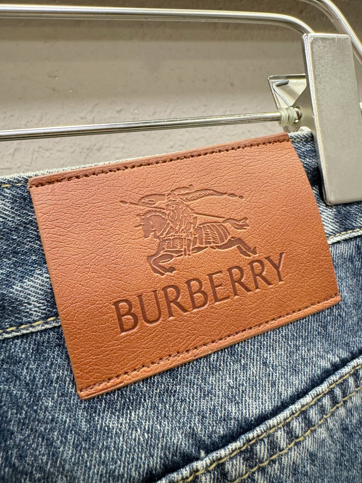 BURBERRY巴宝莉 专柜新品，原版牛仔裤 原版重工打造，品牌经典LOGO设计，三标齐全！原版五金辅料