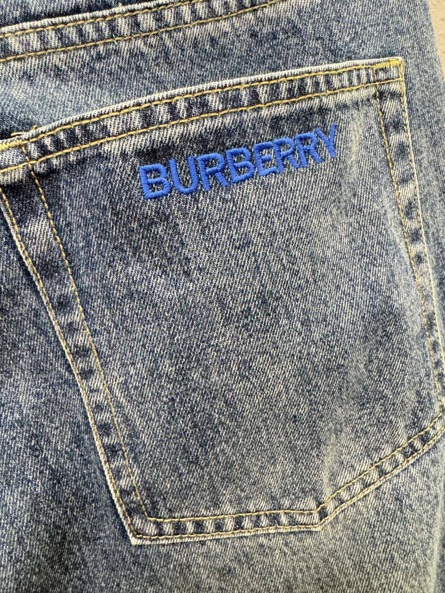 BURBERRY巴宝莉 专柜新品，原版牛仔裤 原版重工打造，品牌经典LOGO设计，三标齐全！原版五金辅料