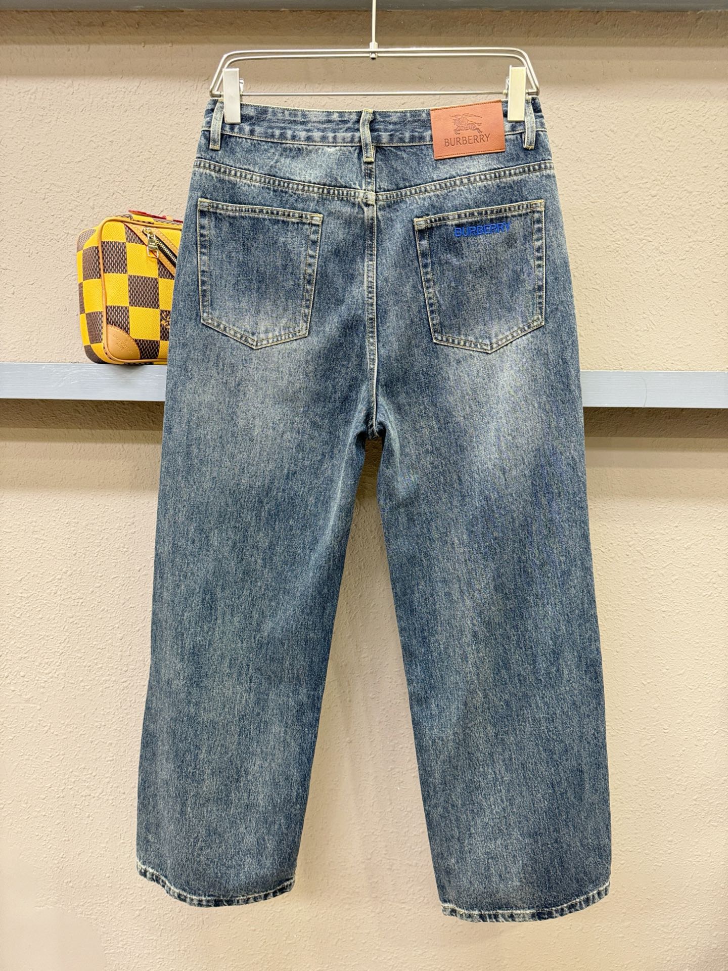 BURBERRY巴宝莉 专柜新品，原版牛仔裤 原版重工打造，品牌经典LOGO设计，三标齐全！原版五金辅料