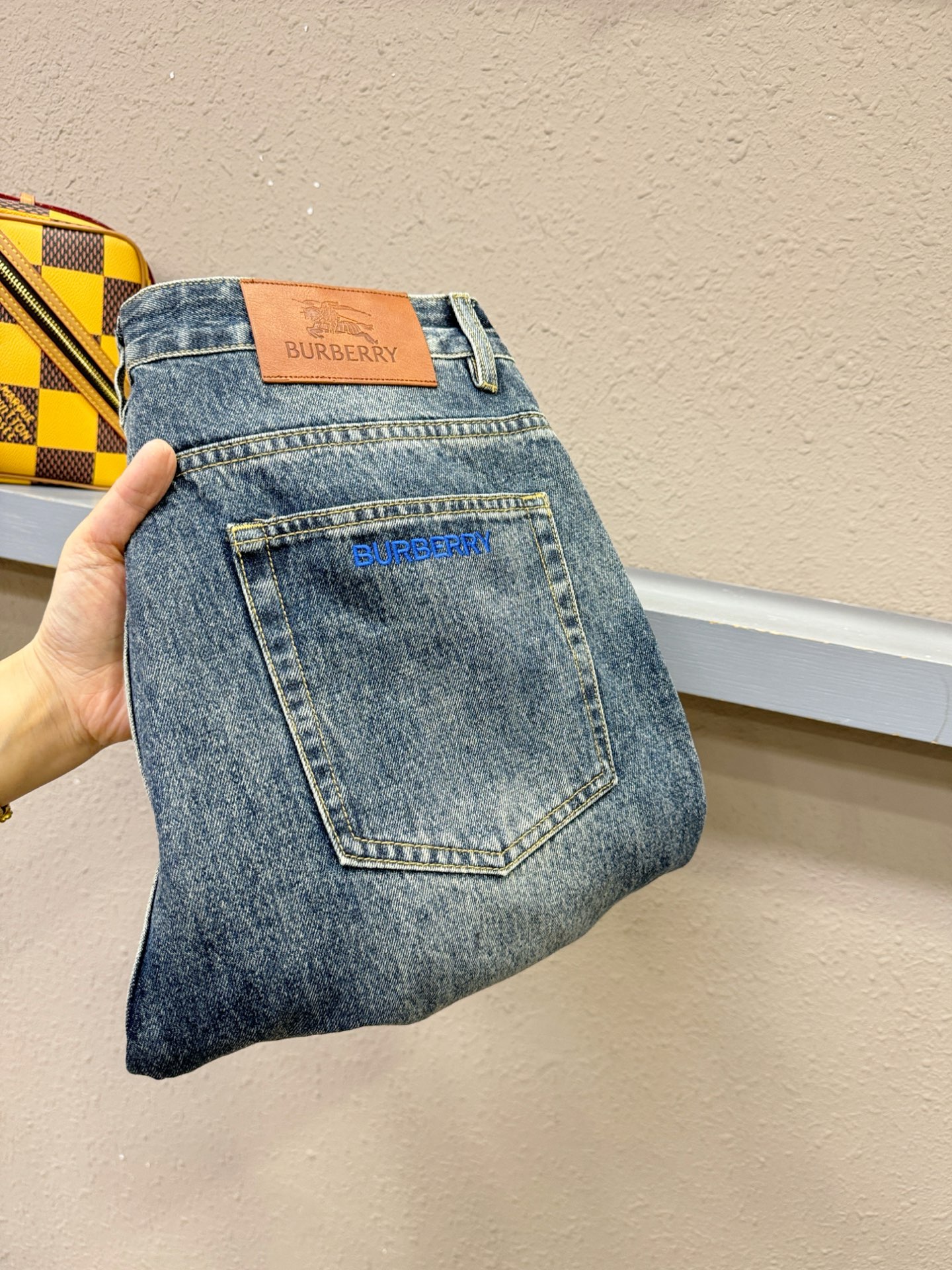 BURBERRY巴宝莉 专柜新品，原版牛仔裤 原版重工打造，品牌经典LOGO设计，三标齐全！原版五金辅料