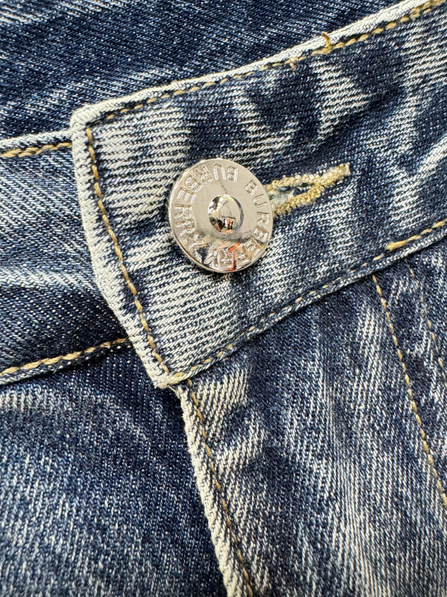 BURBERRY巴宝莉 专柜新品，原版牛仔裤 原版重工打造，品牌经典LOGO设计，三标齐全！原版五金辅料