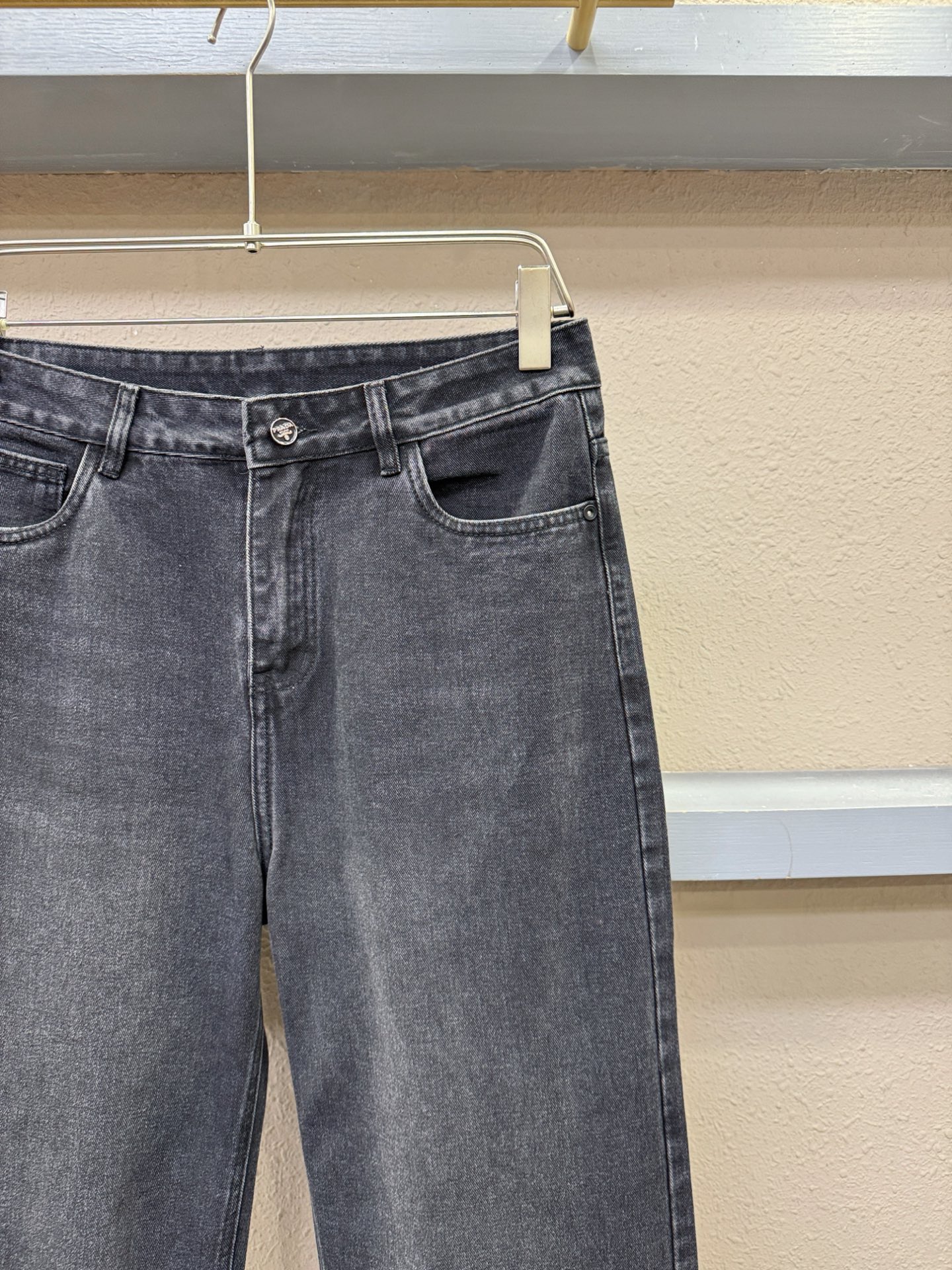 PRADA普拉达 专柜新品，原版牛仔裤 原版重工打造，品牌经典LOGO设计，三标齐全！原版五金辅料。专柜