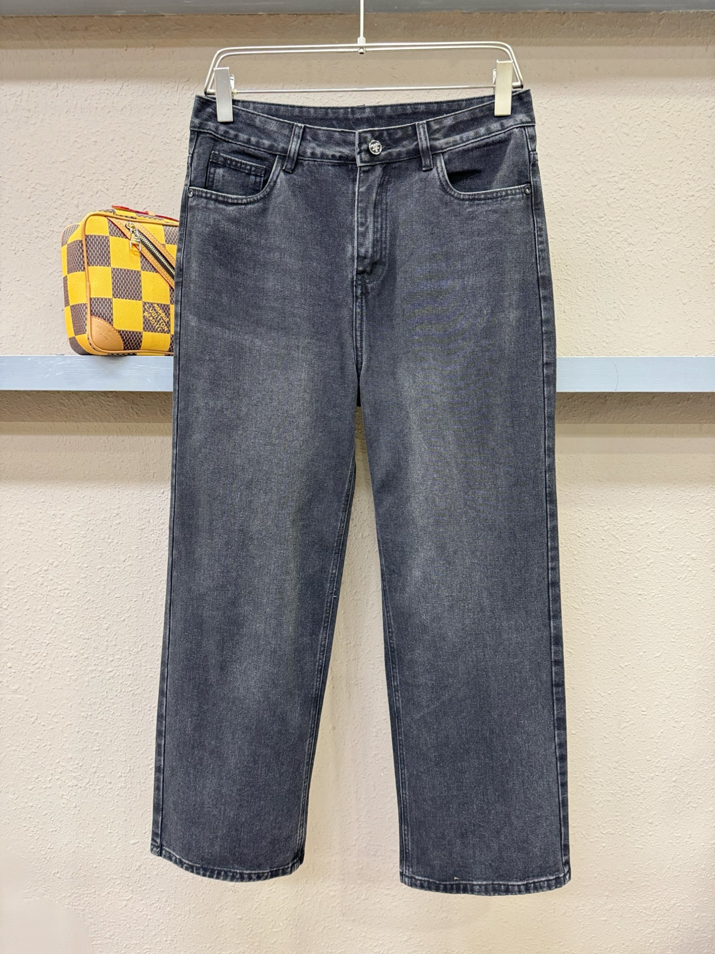 PRADA普拉达 专柜新品，原版牛仔裤 原版重工打造，品牌经典LOGO设计，三标齐全！原版五金辅料。专柜